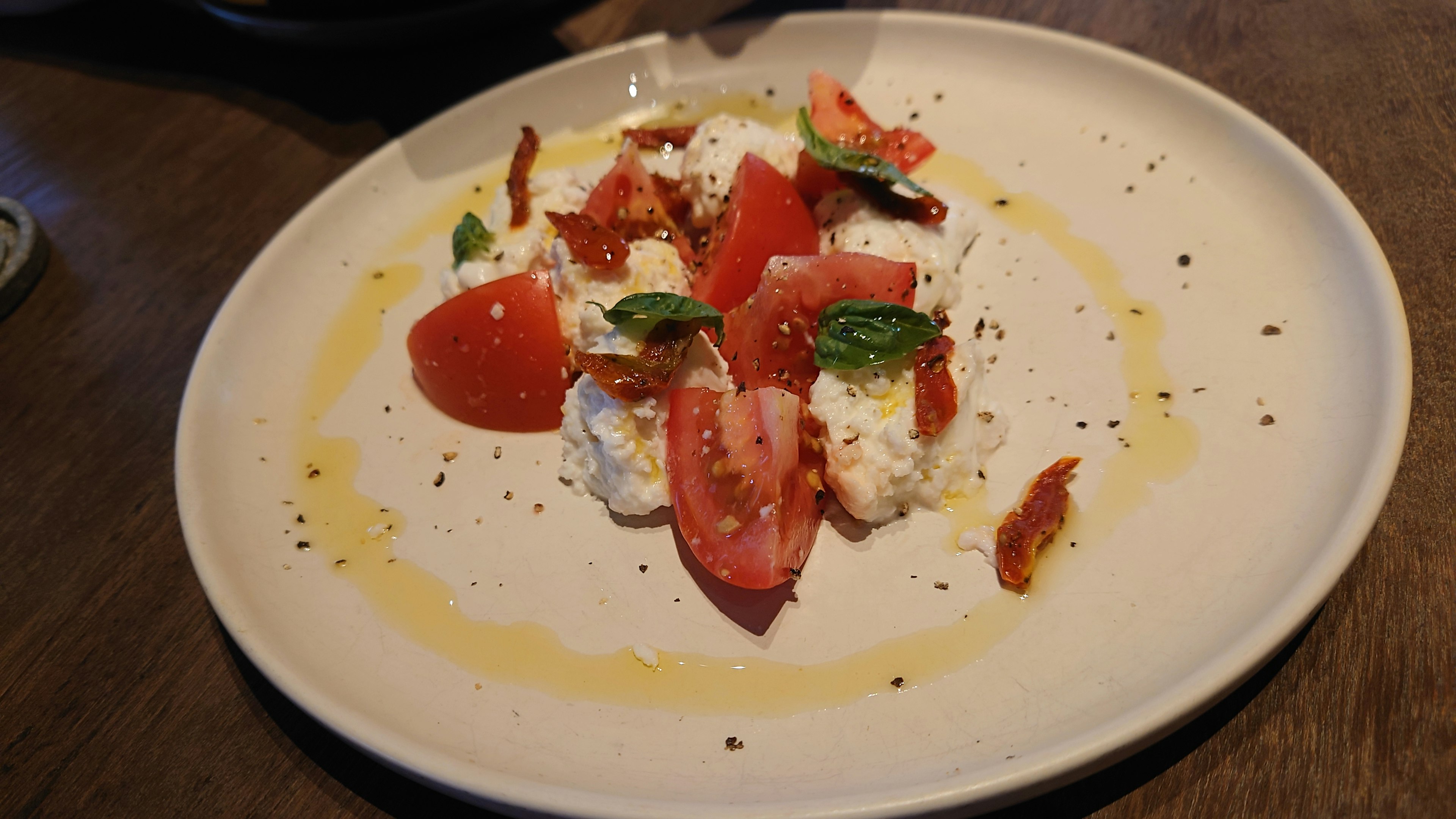 Ensalada caprese con mozzarella tomates y albahaca