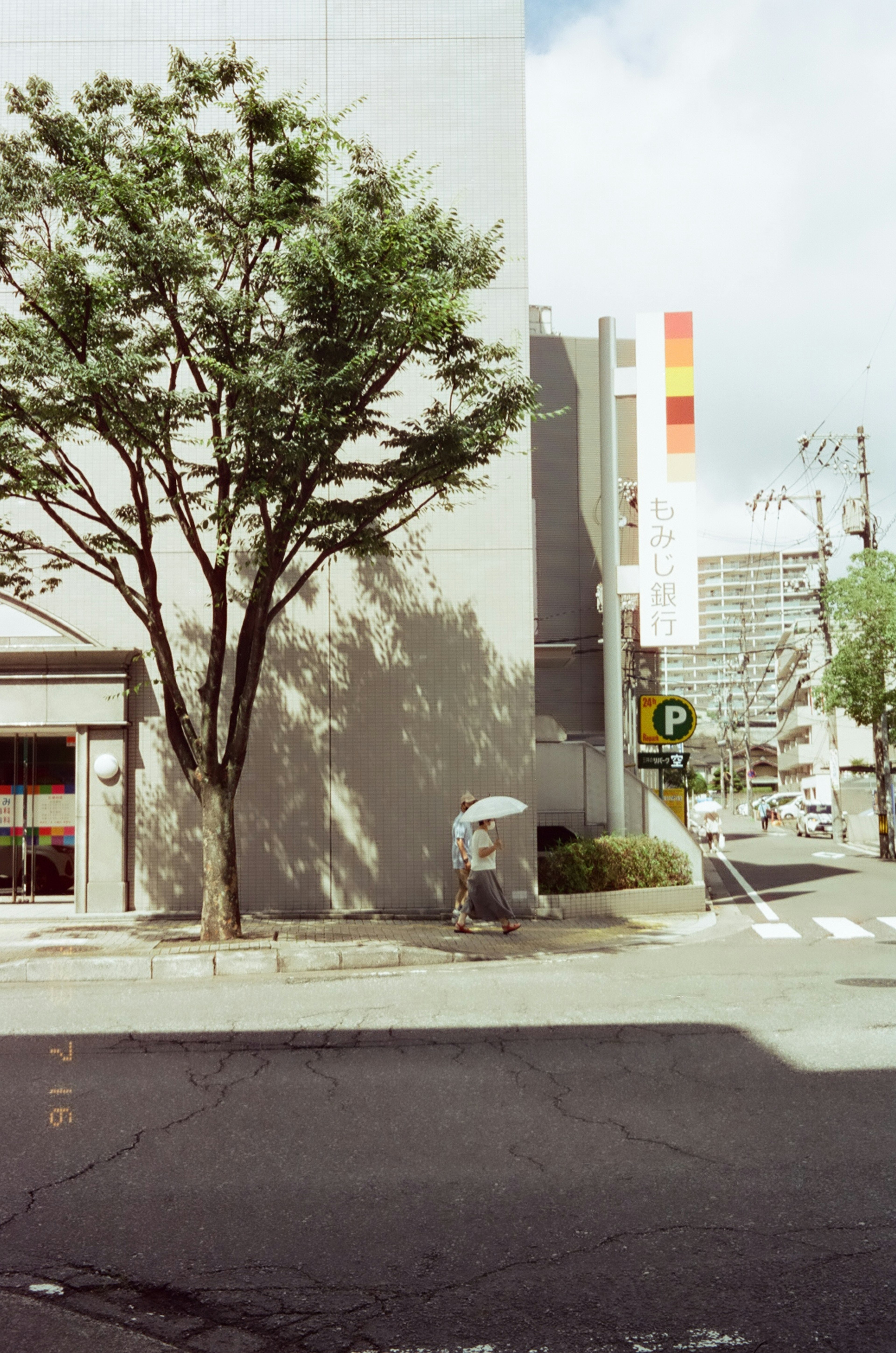 緑の木と建物の角がある街角の風景