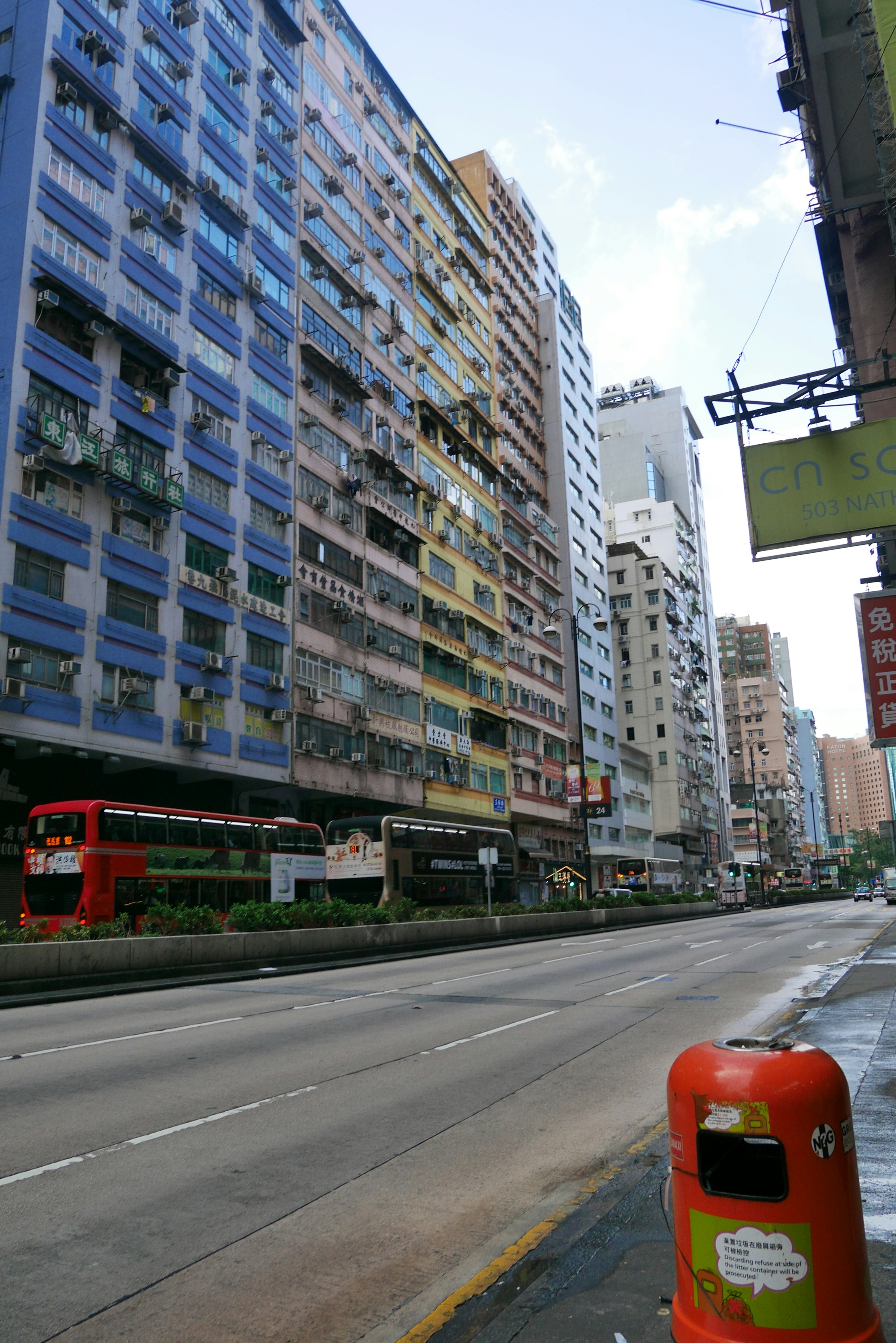 Vue urbaine avec des bâtiments de grande hauteur ciel bleu et faible circulation