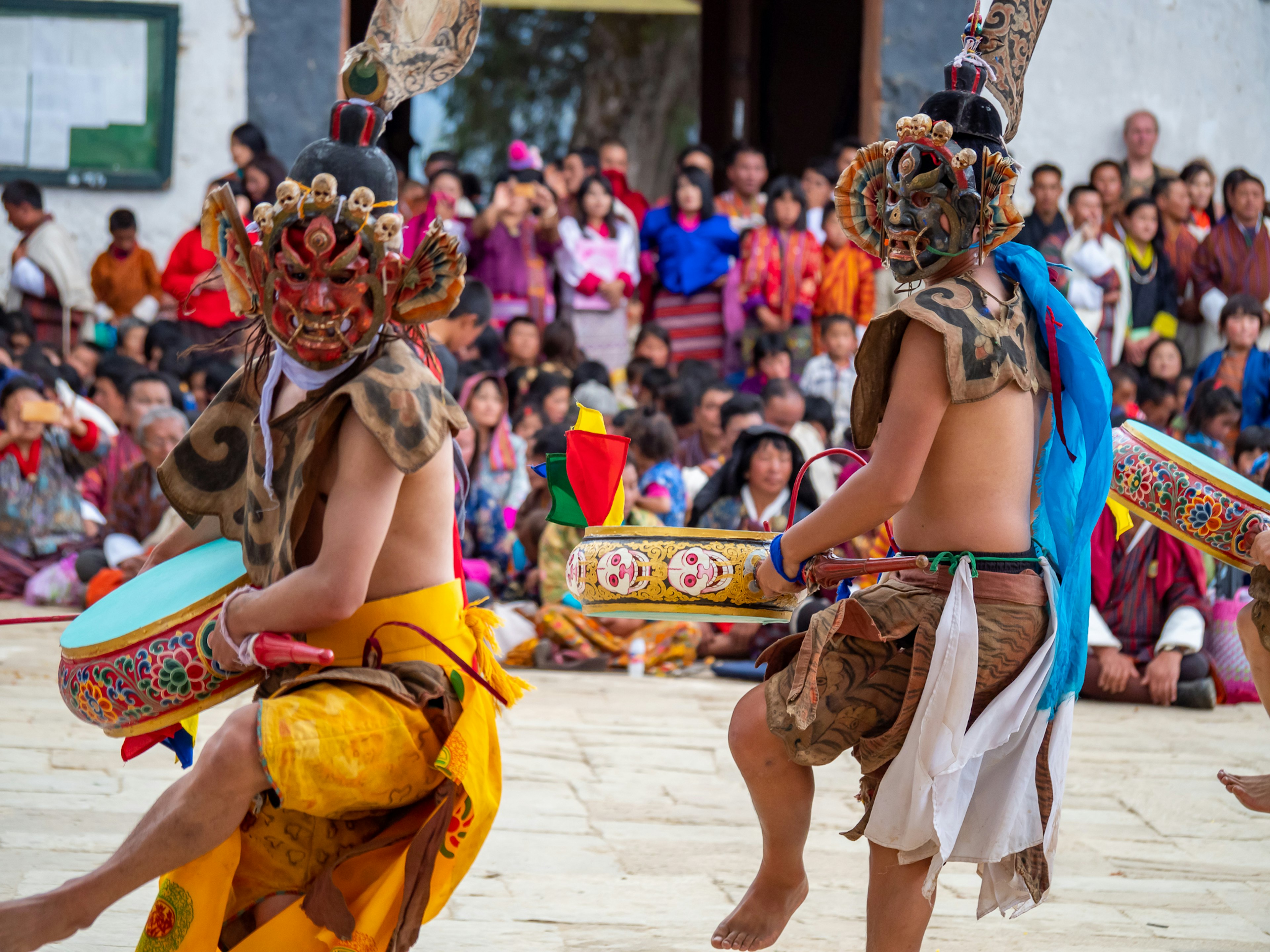 Bailarines en trajes tradicionales actuando frente a una audiencia