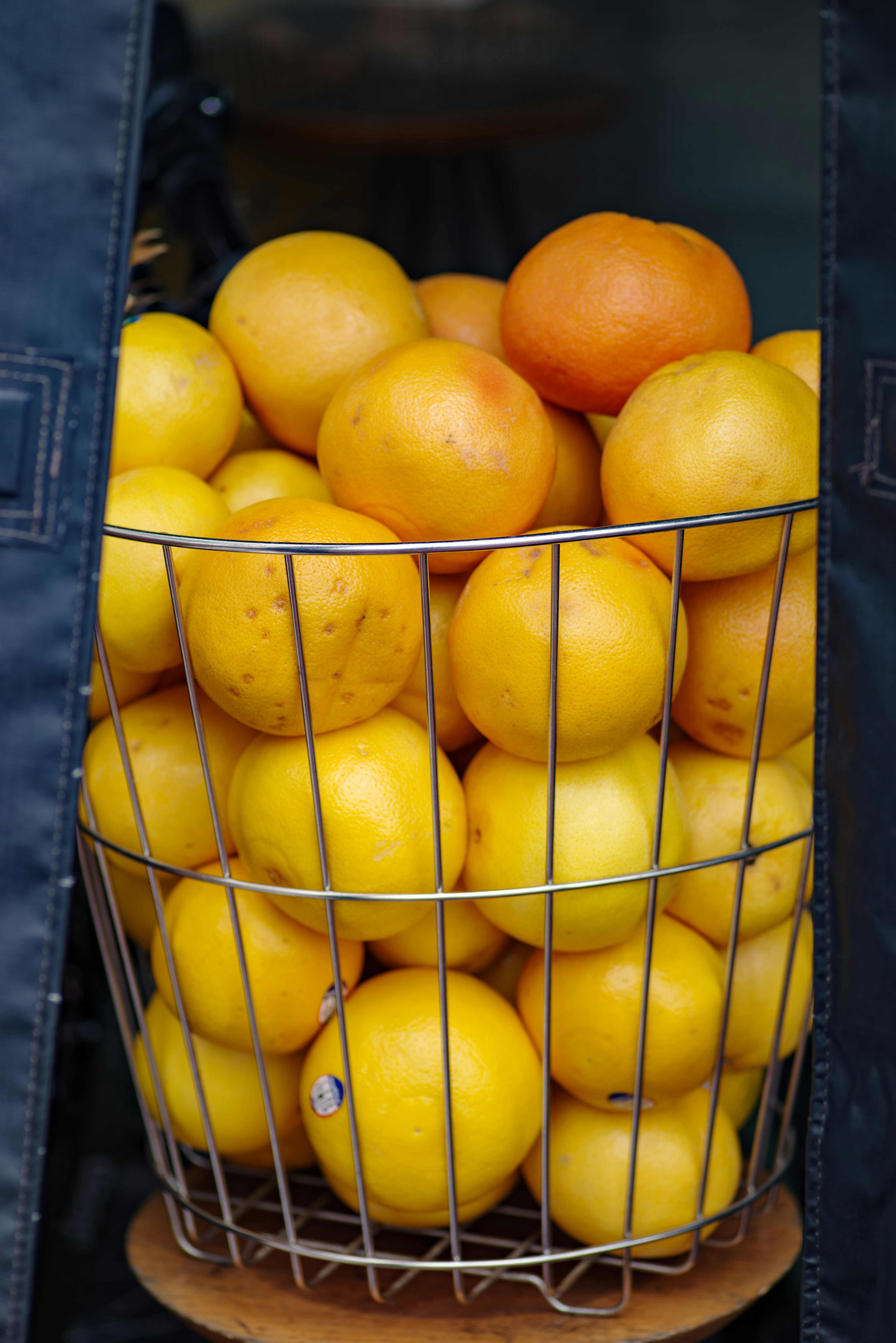 Un panier rempli d'oranges et de citrons frais