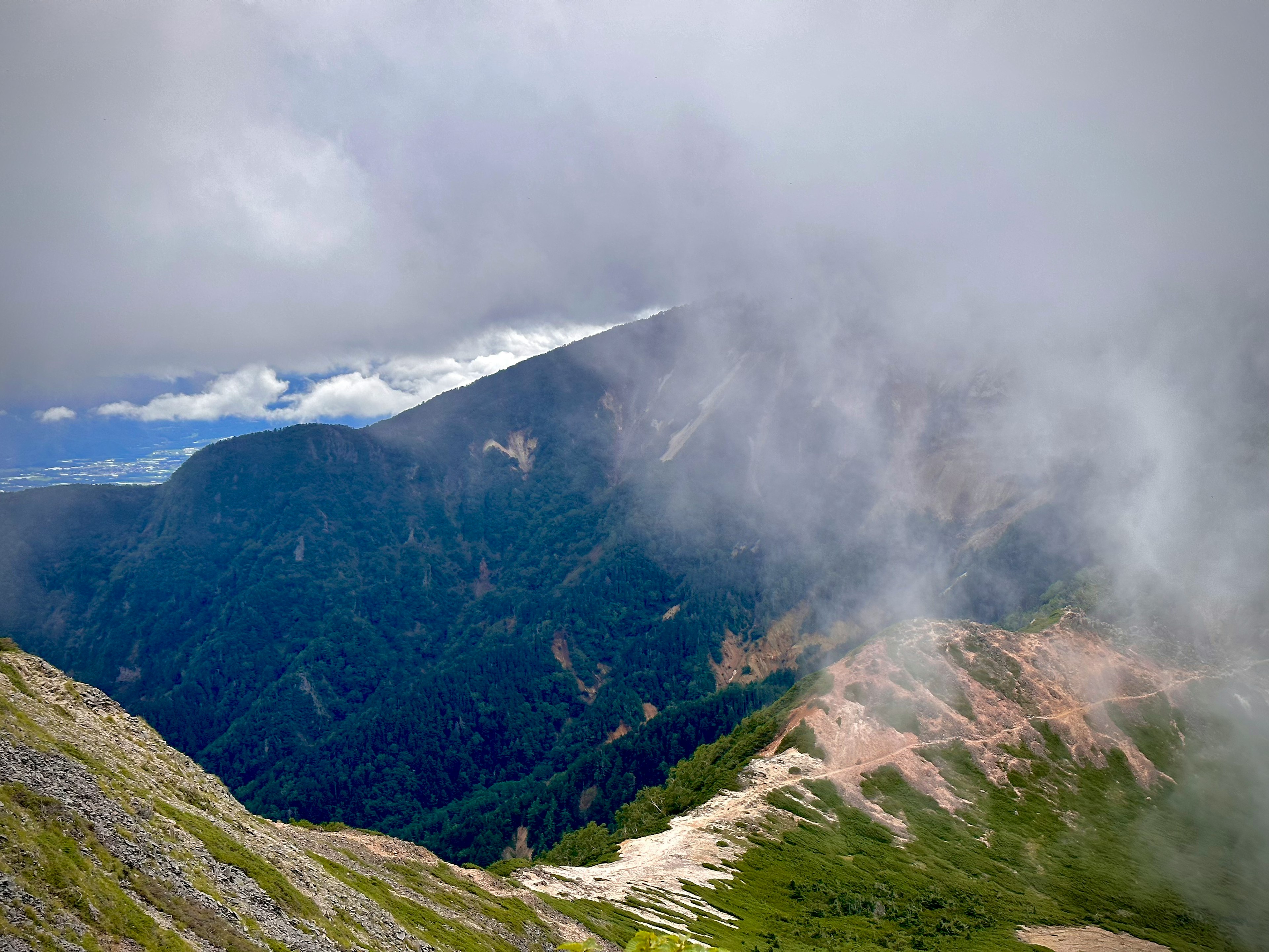 Paesaggio montano avvolto nella nebbia con nuvole che fluttuano