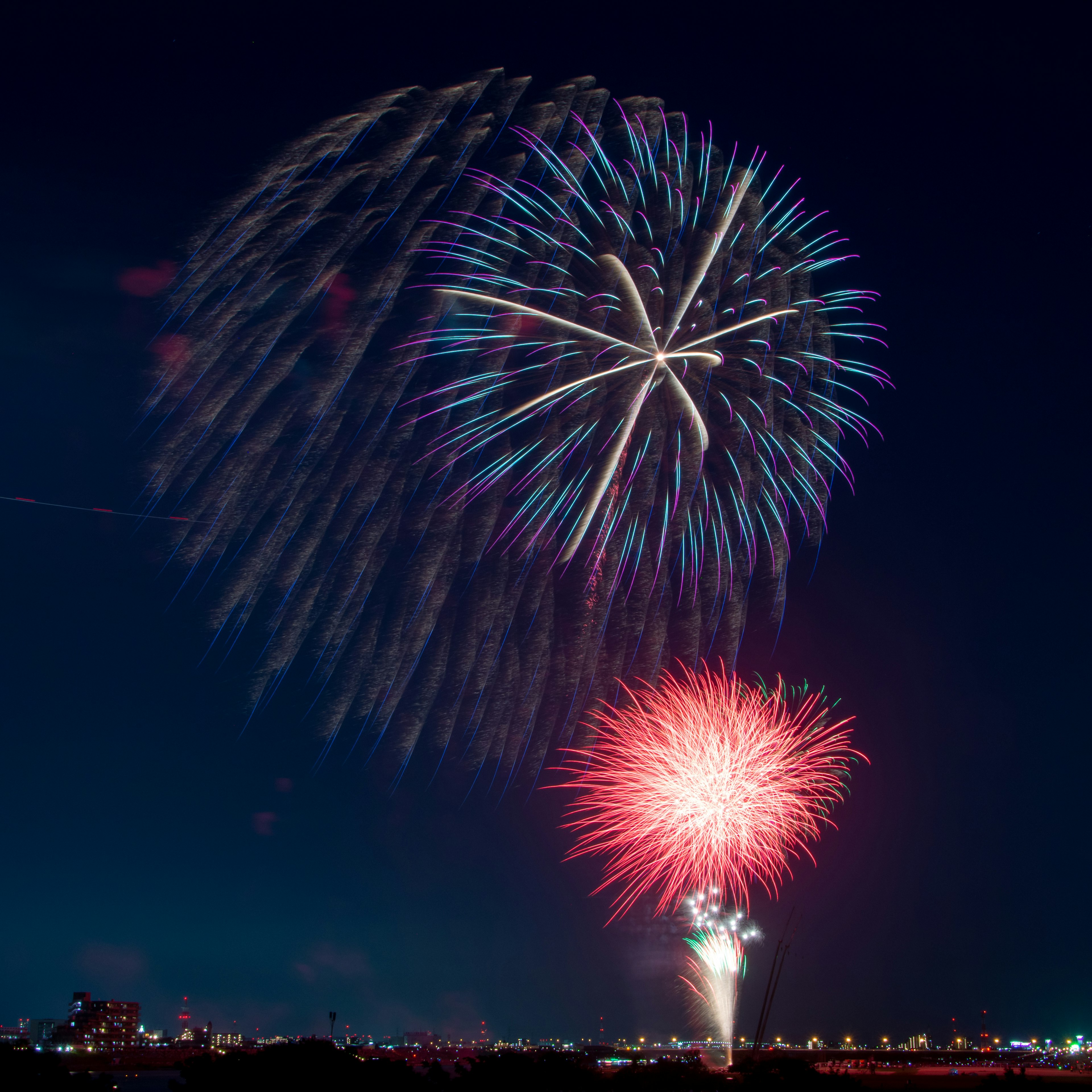 夜空中五彩缤纷的烟花表演