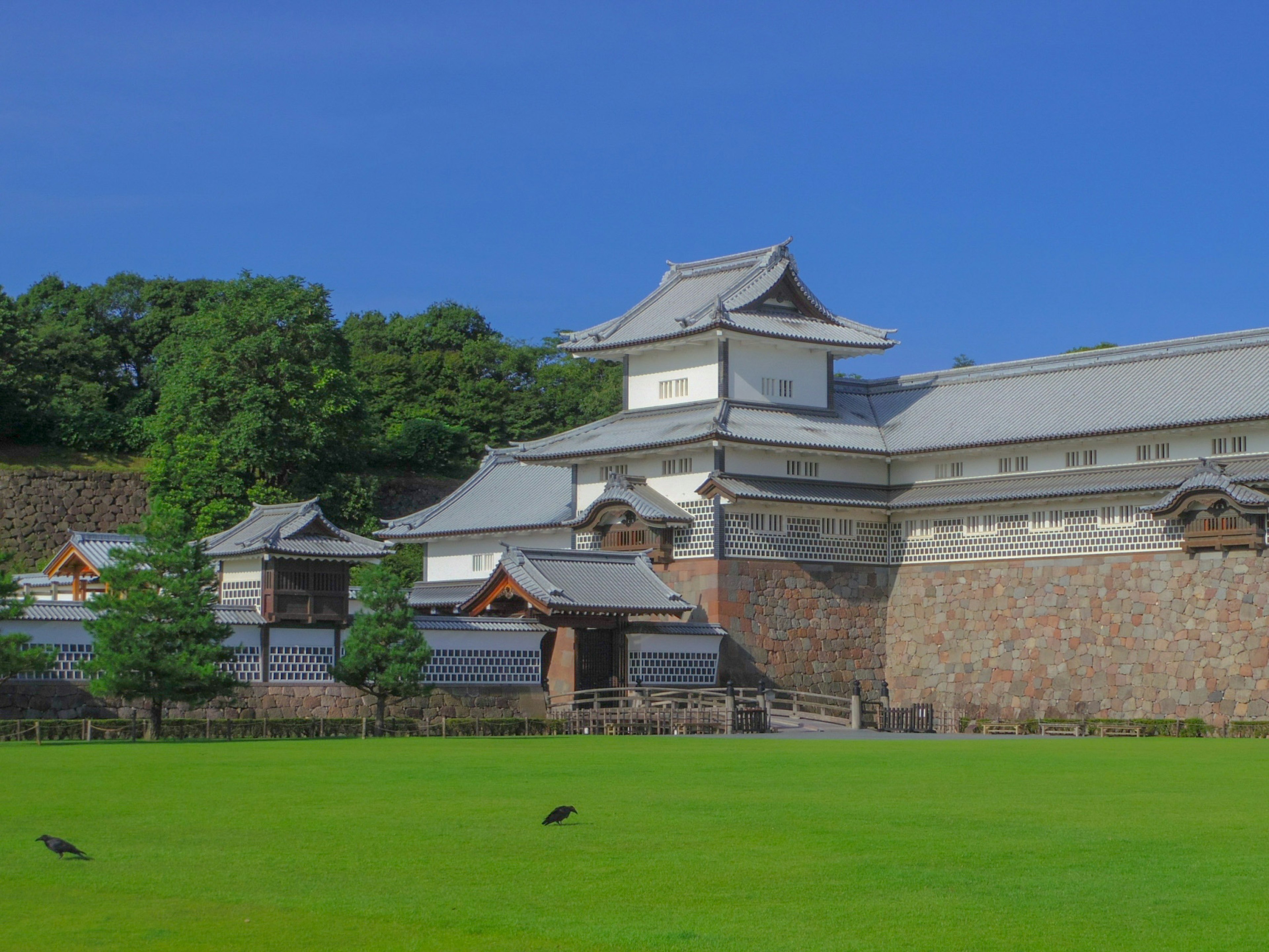 Extérieur d'un château japonais traditionnel sous un ciel bleu clair