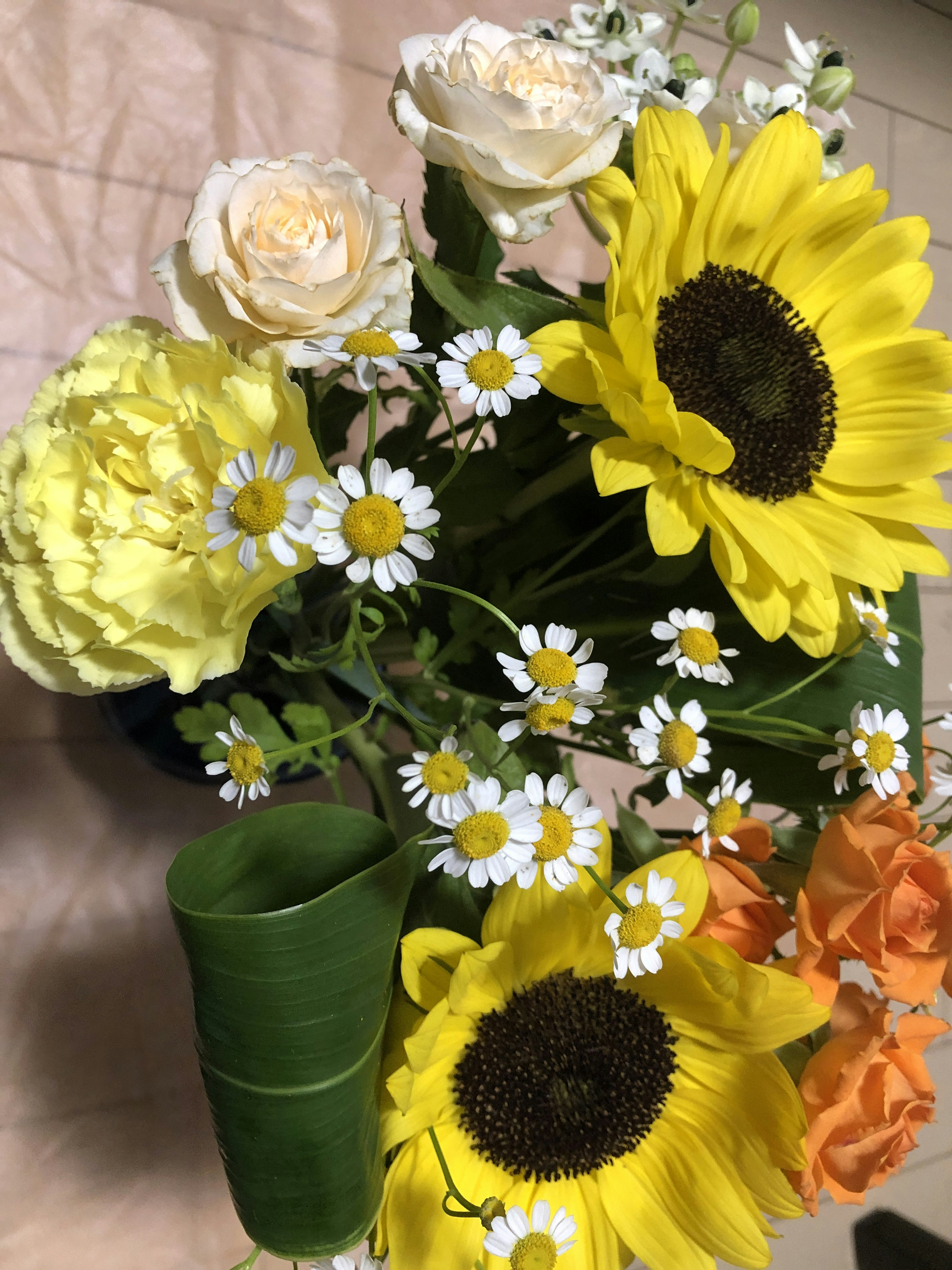 Composizione di girasoli gialli e fiori bianchi