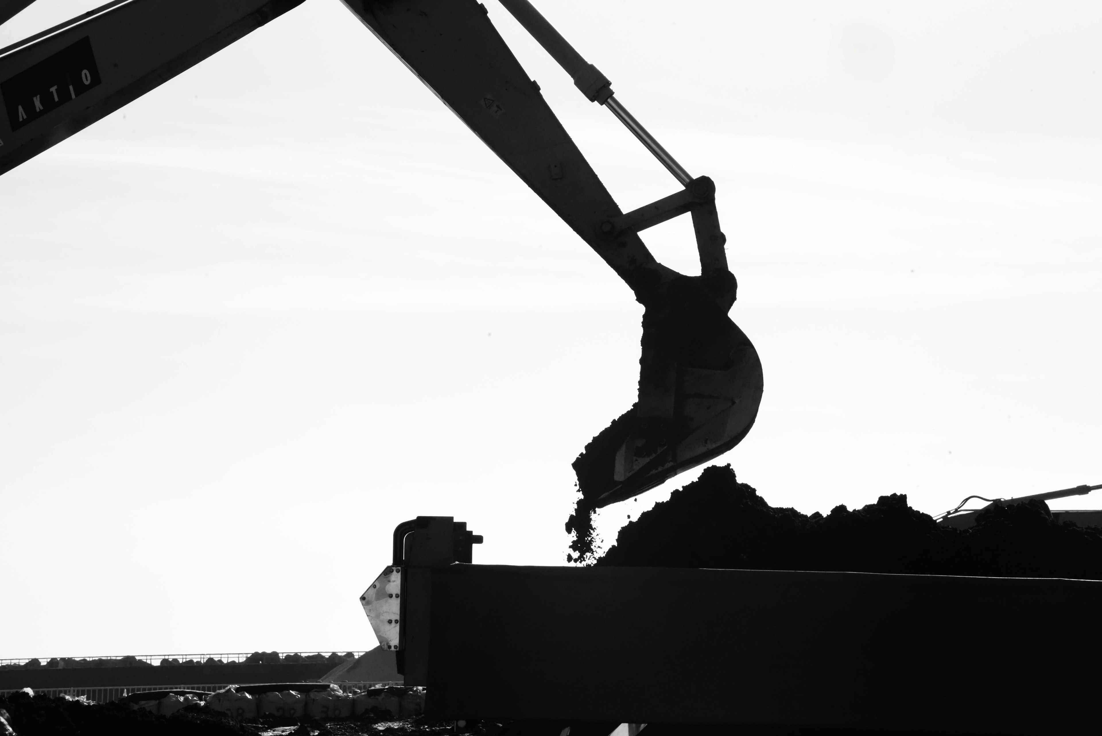 Silhouette d'une excavatrice déplaçant de la terre