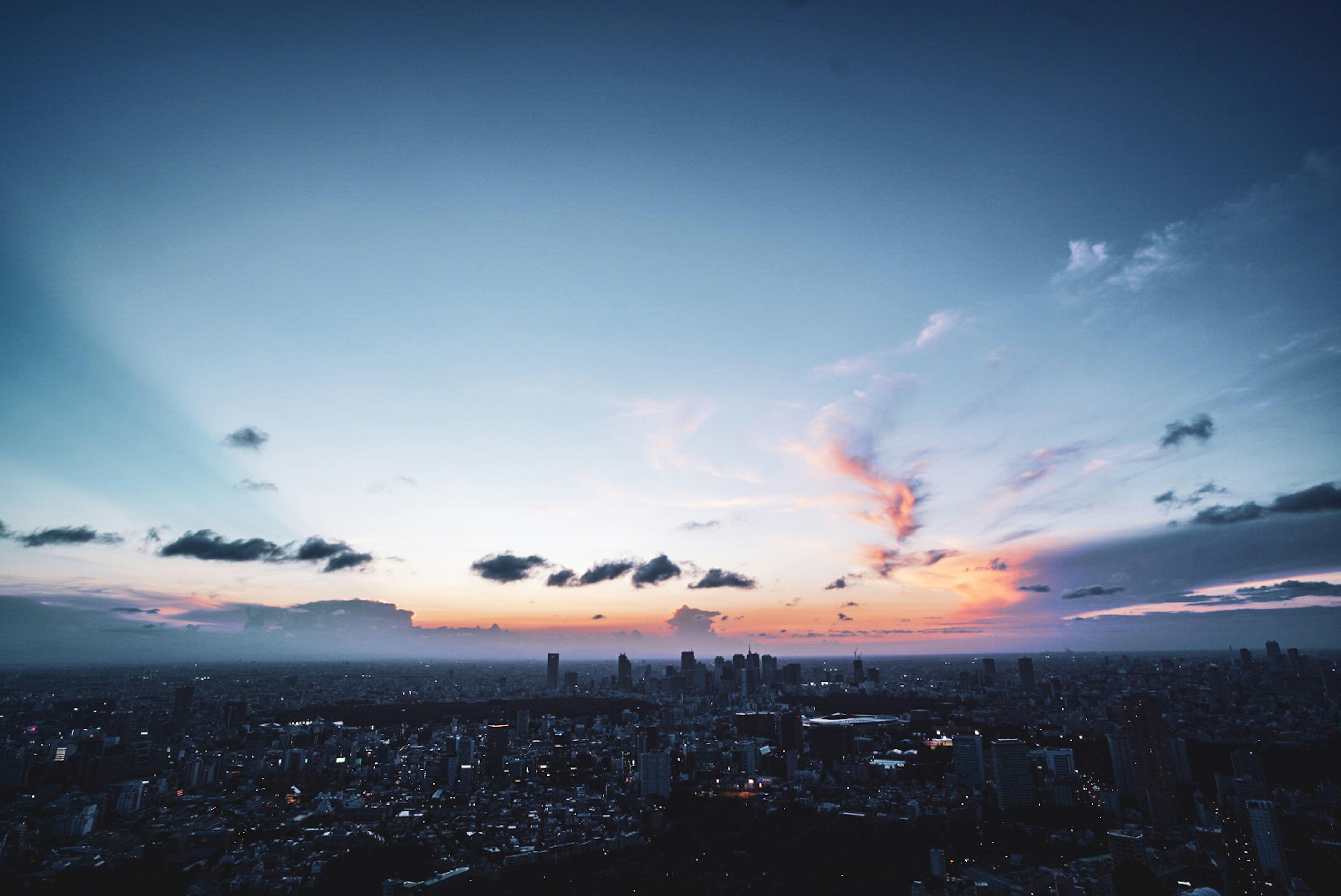 Paisaje urbano al atardecer con nubes en el cielo