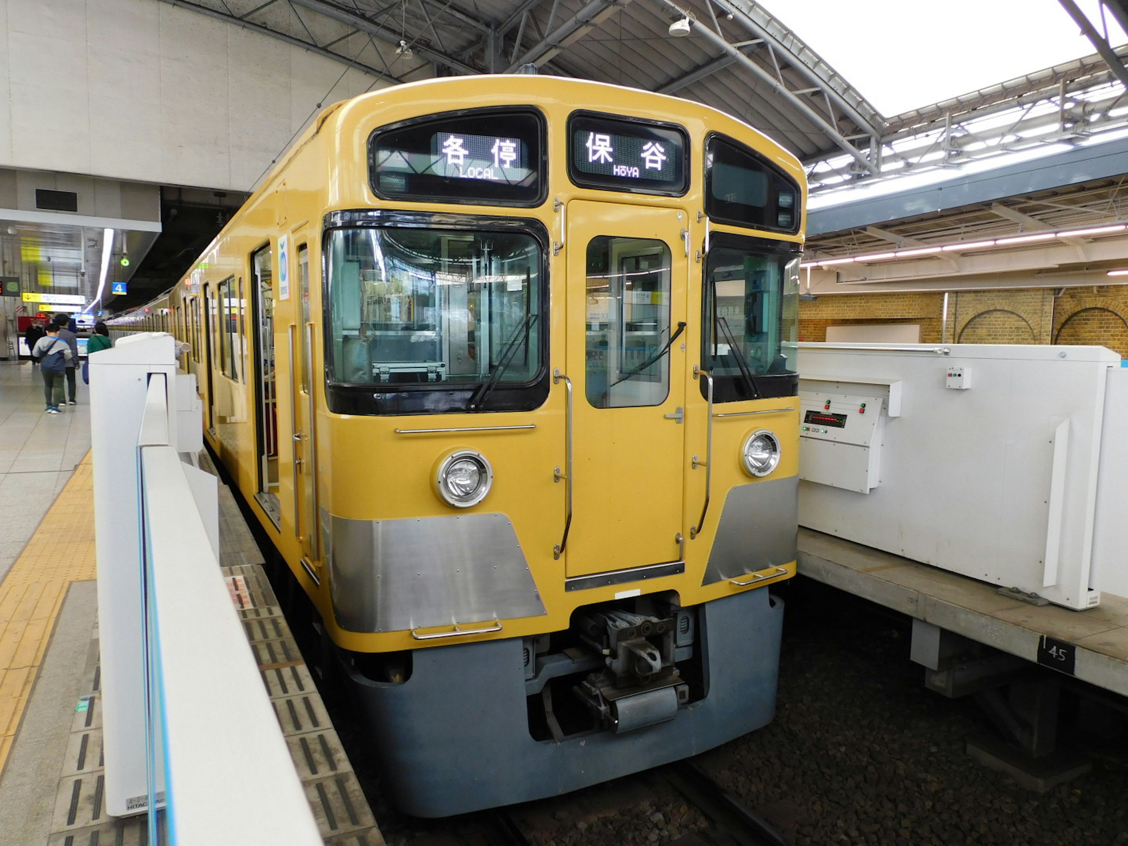 黄色い電車が駅に停車している