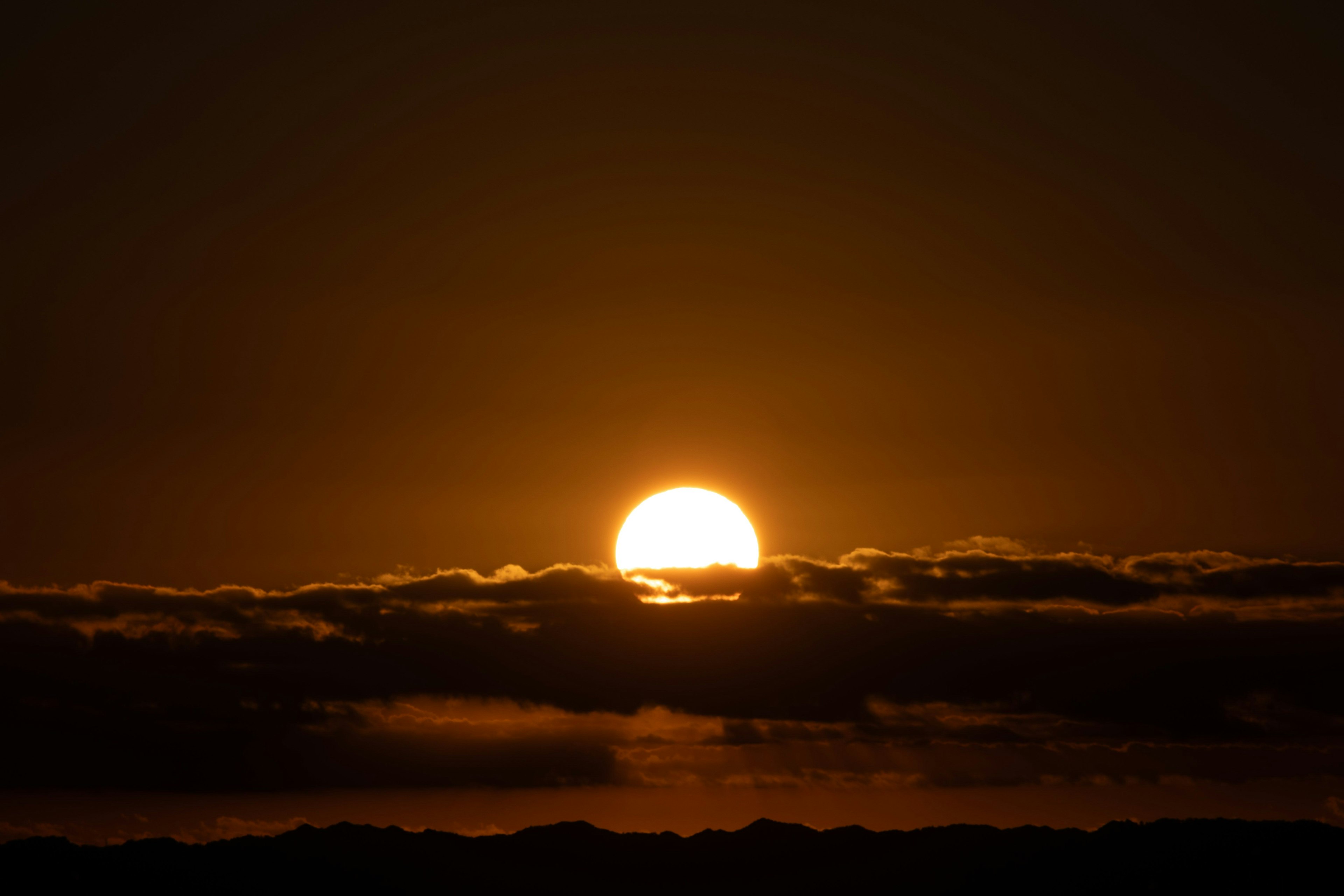 夕日が雲の上に昇る美しい風景
