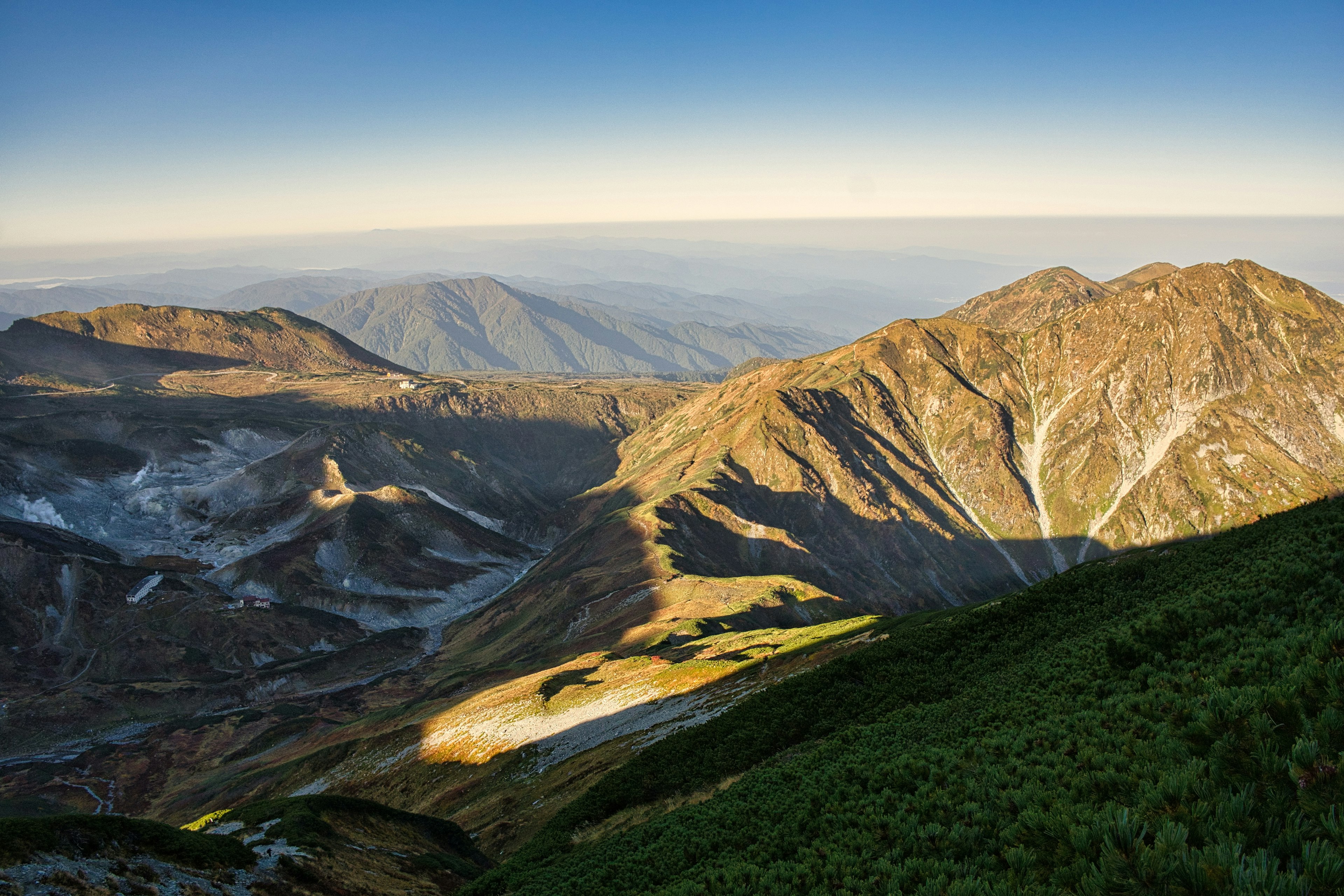 Paysage magnifique avec des montagnes et des vallées baignées de lumière matinale