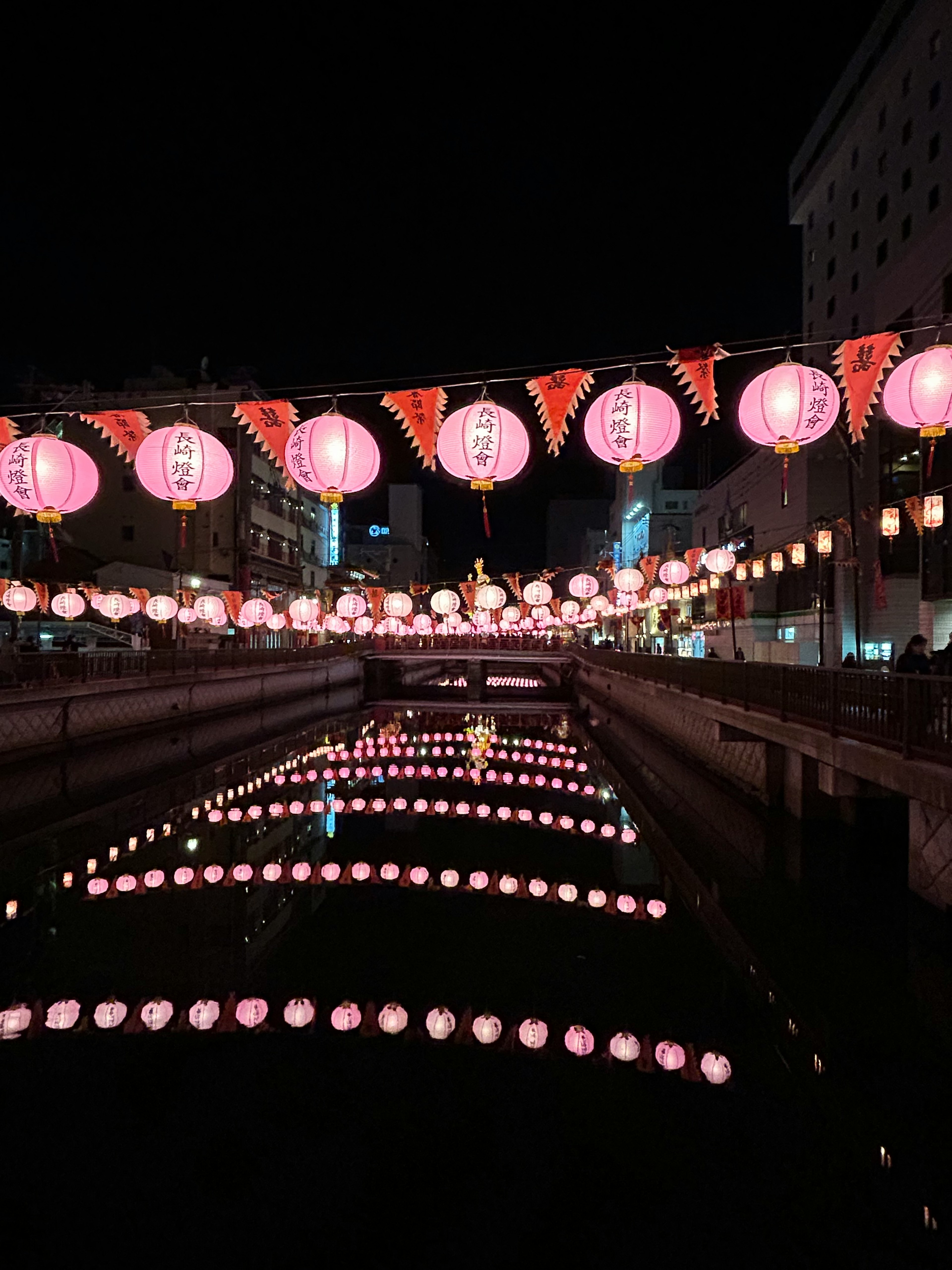 夜晚河面上漂浮著紅色燈籠的美麗景象