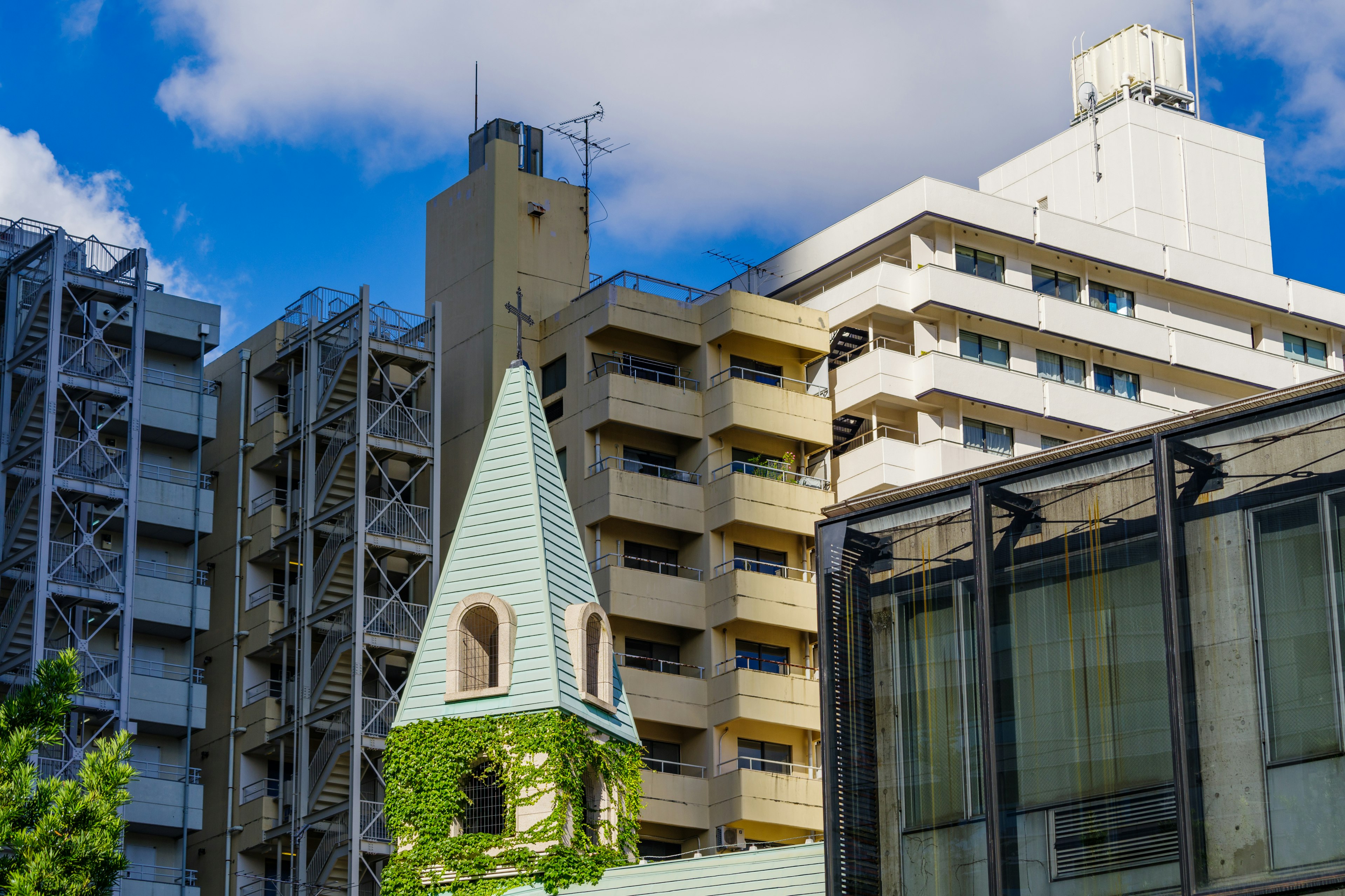 城市风景，现代建筑与有绿植的教堂塔