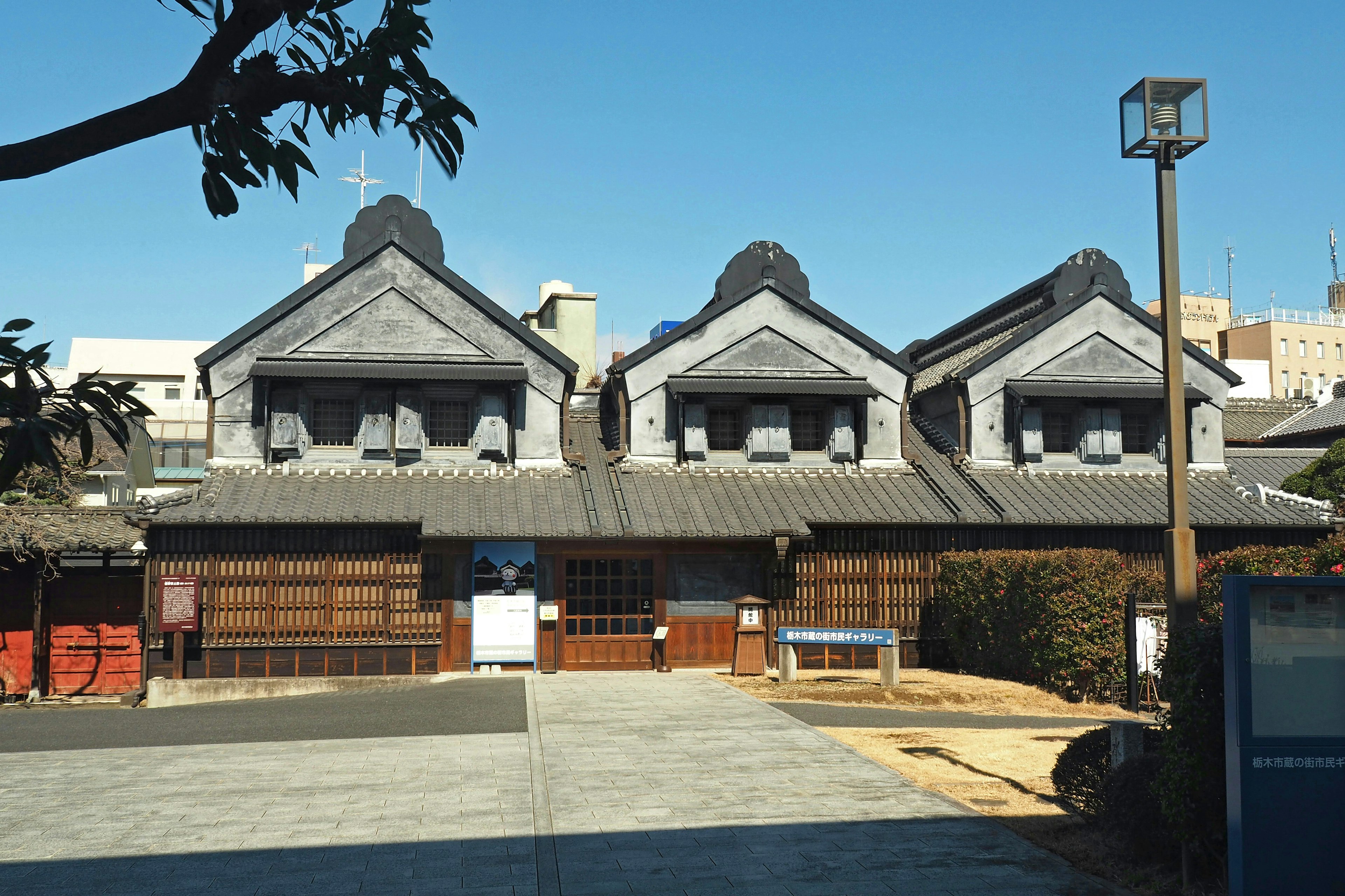 Traditionelles japanisches Gebäude mit markantem Dachdesign