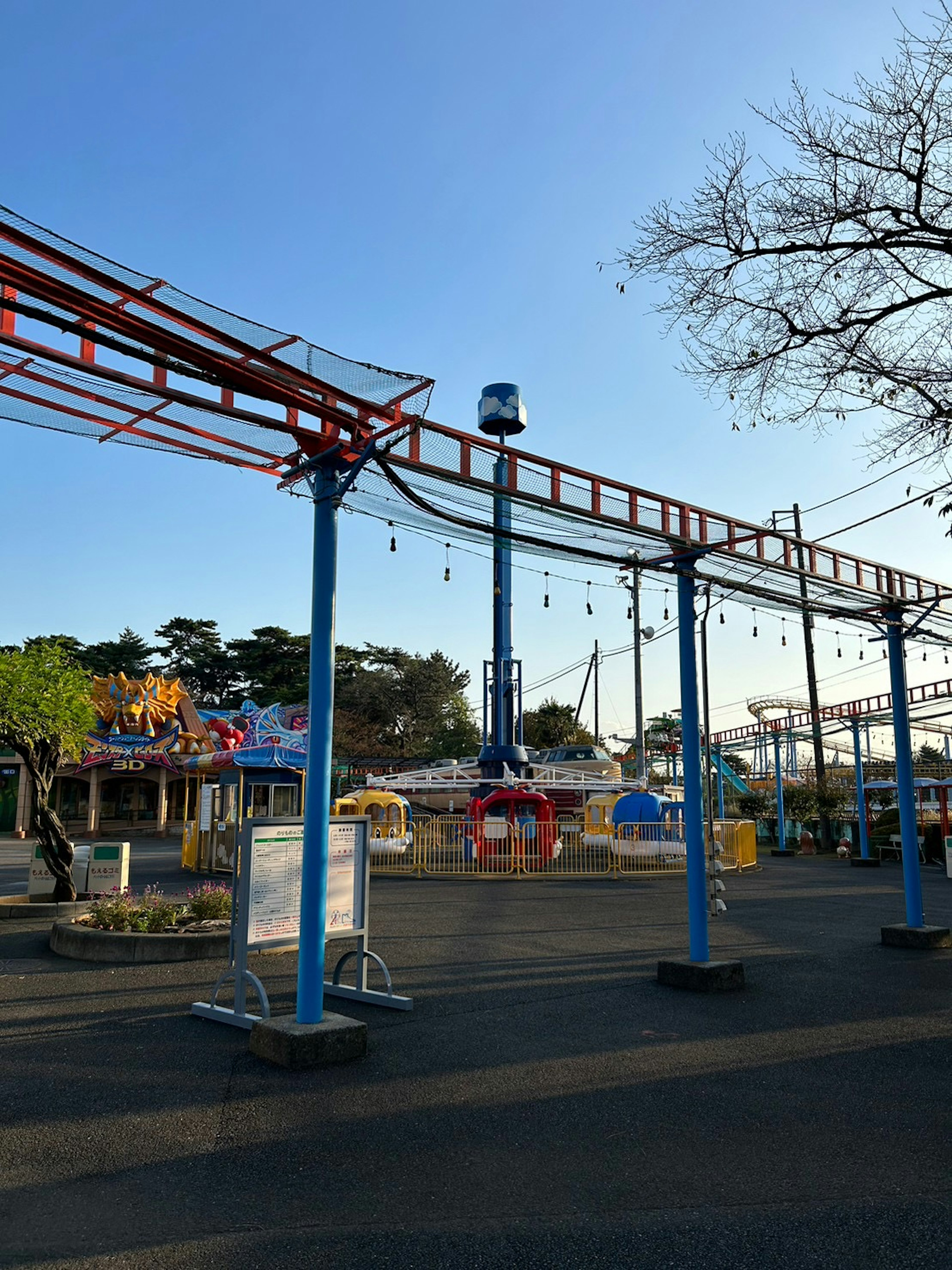 遊園地のモノレールレールと青空の風景