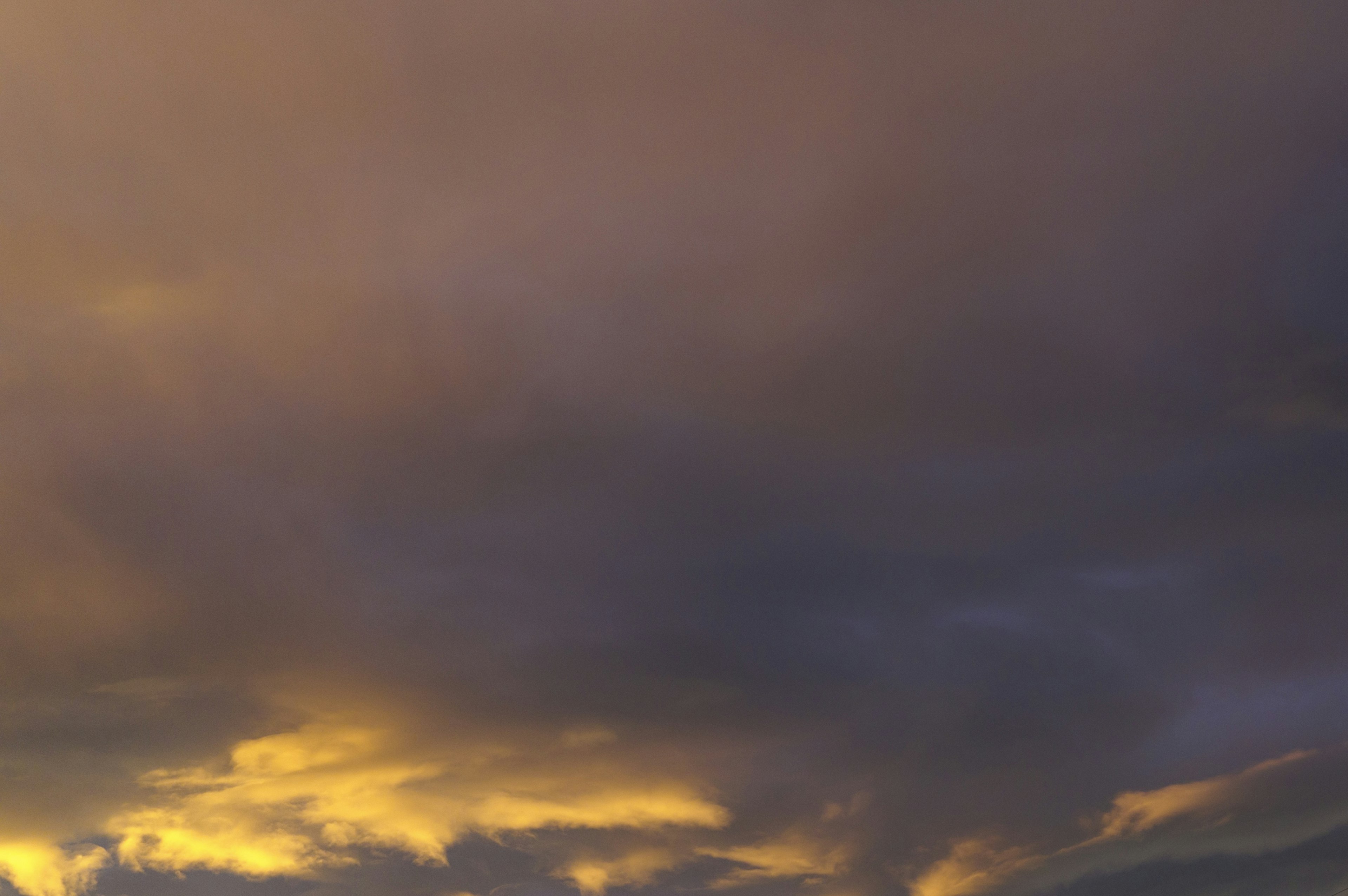 Nubes vibrantes durante el atardecer