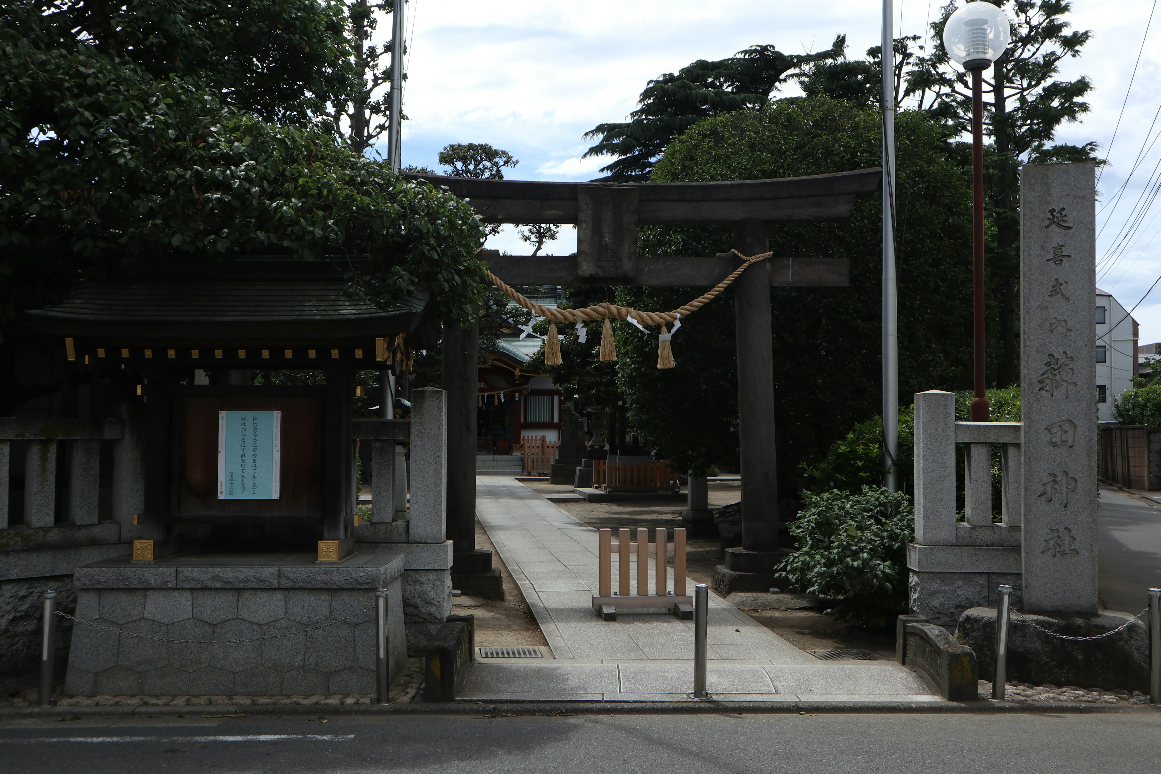 Pemandangan pintu masuk kuil tradisional dengan gerbang torii dan jalan setapak