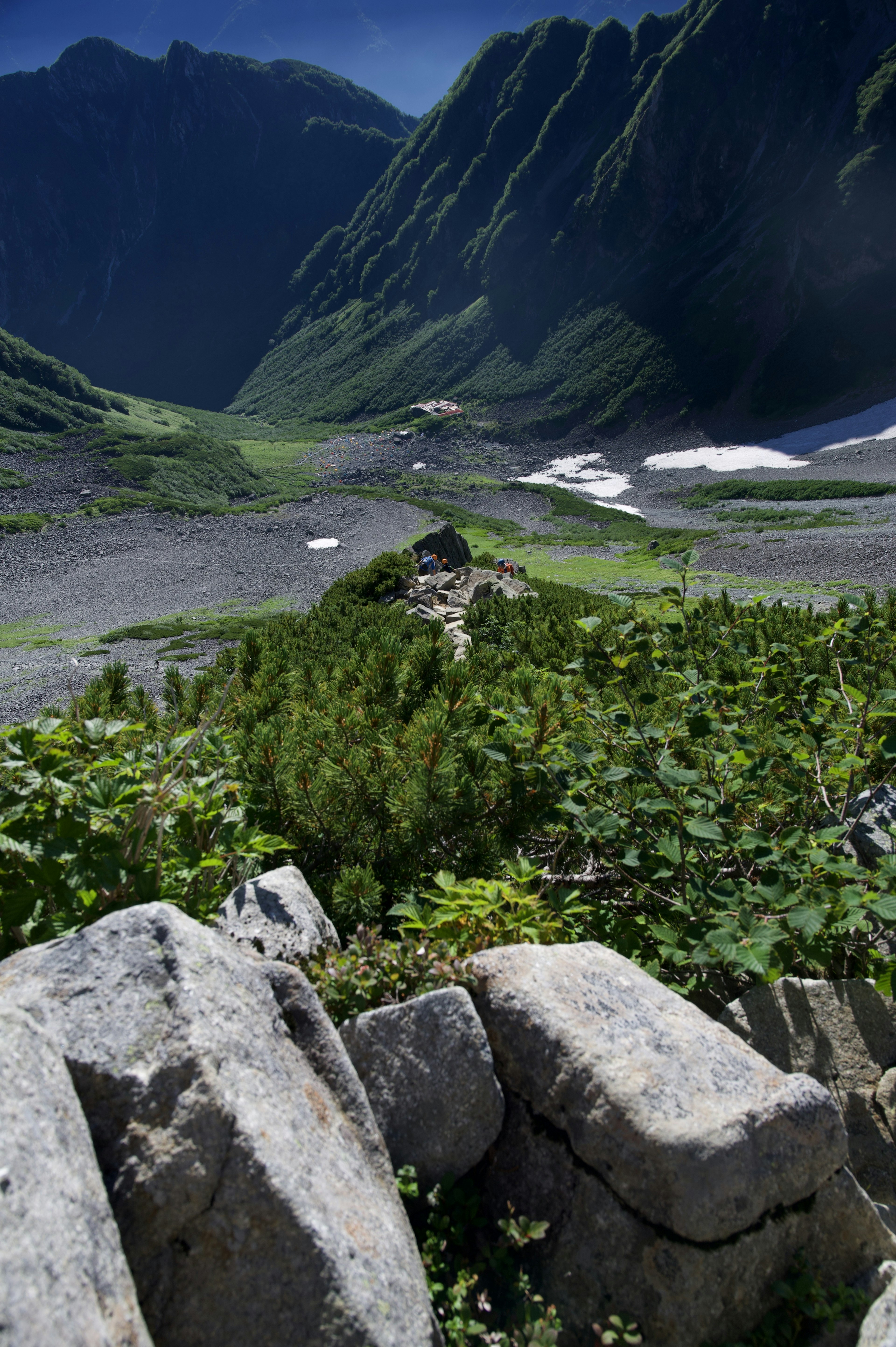 Vue panoramique de montagnes avec une végétation luxuriante et un terrain rocheux