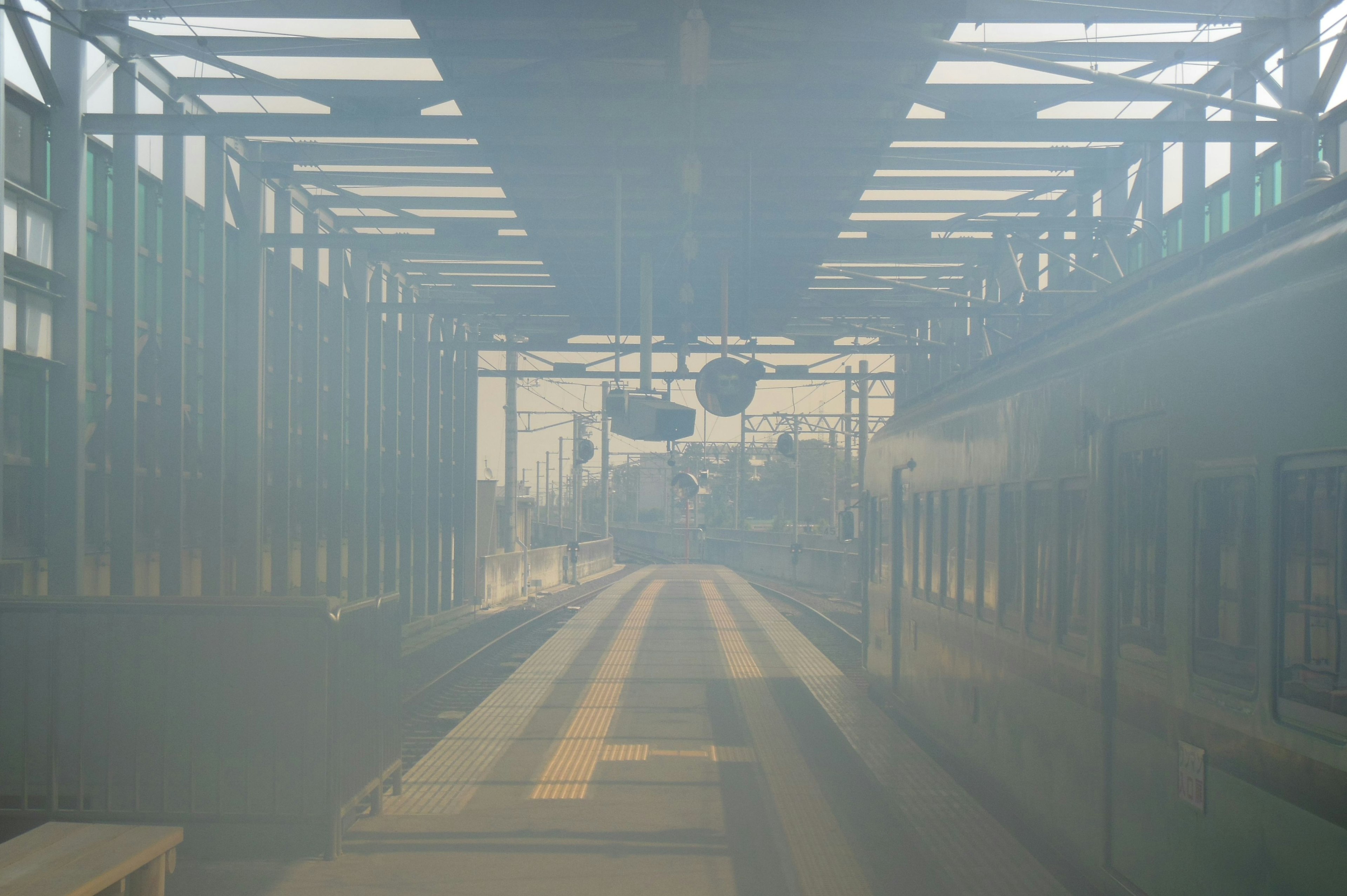 煙霧の中にある駅のプラットフォームと列車の風景