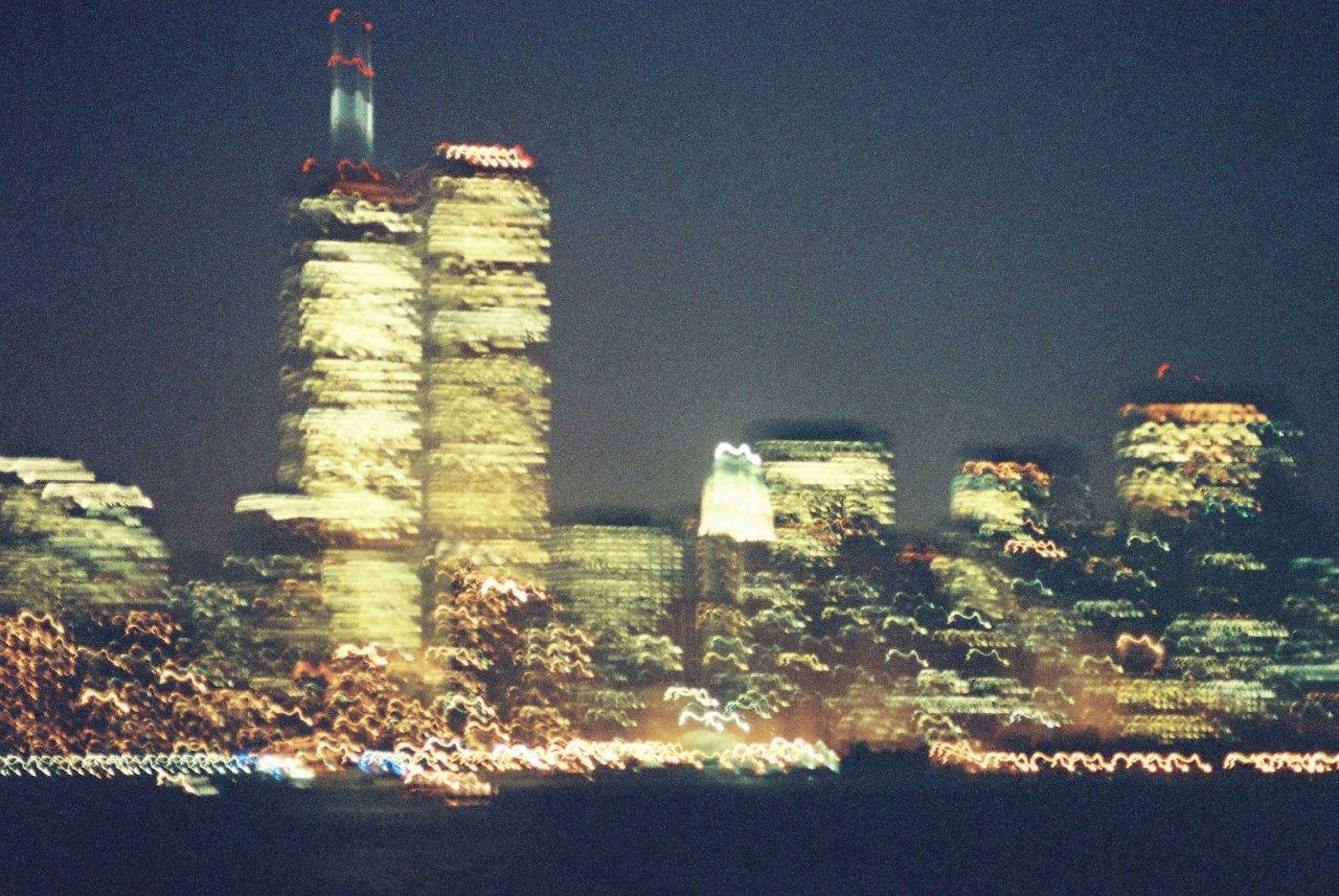 Vista borrosa de Nueva York por la noche con luces y edificios