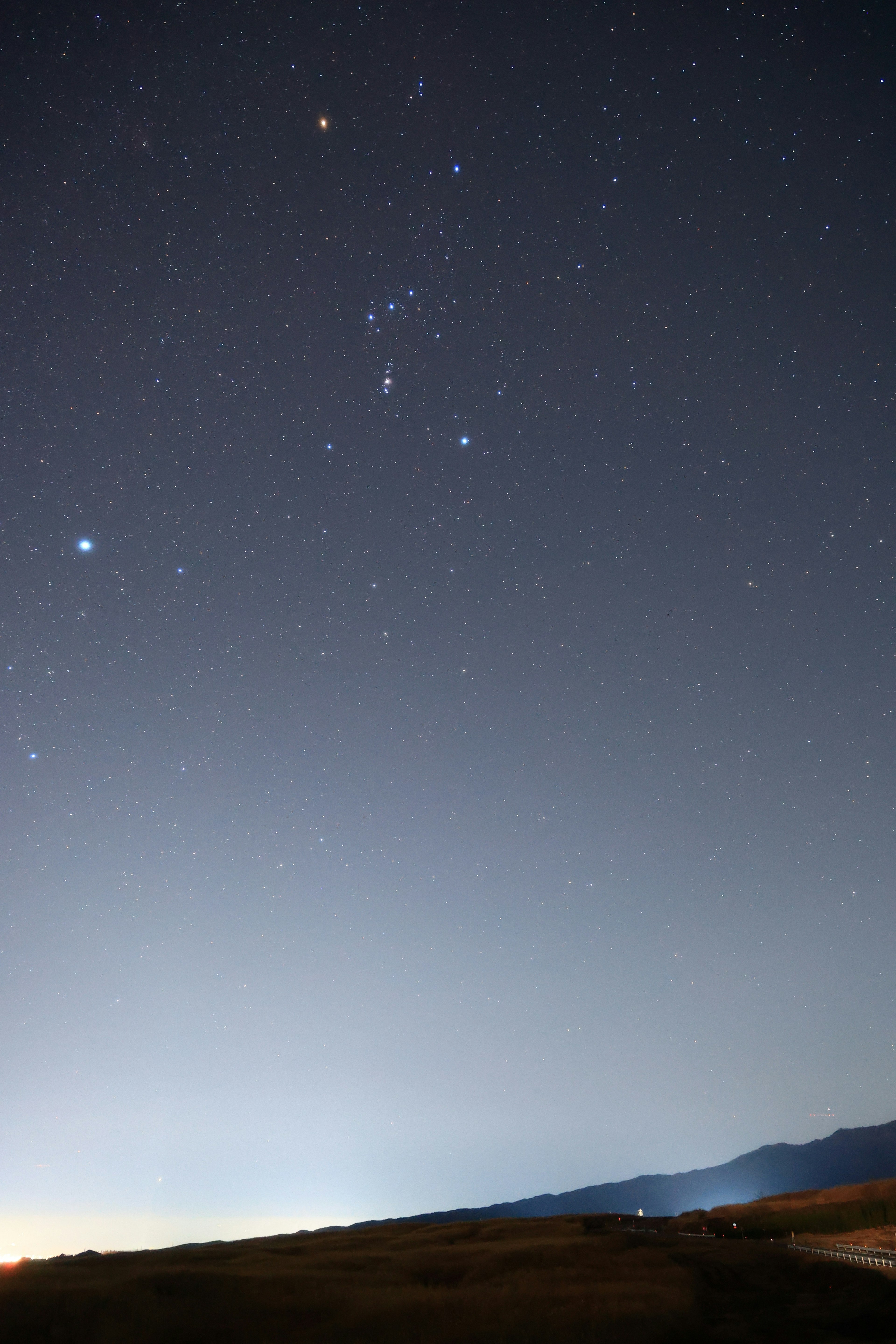 Pemandangan langit malam dengan bintang-bintang terang dan konstelasi Orion