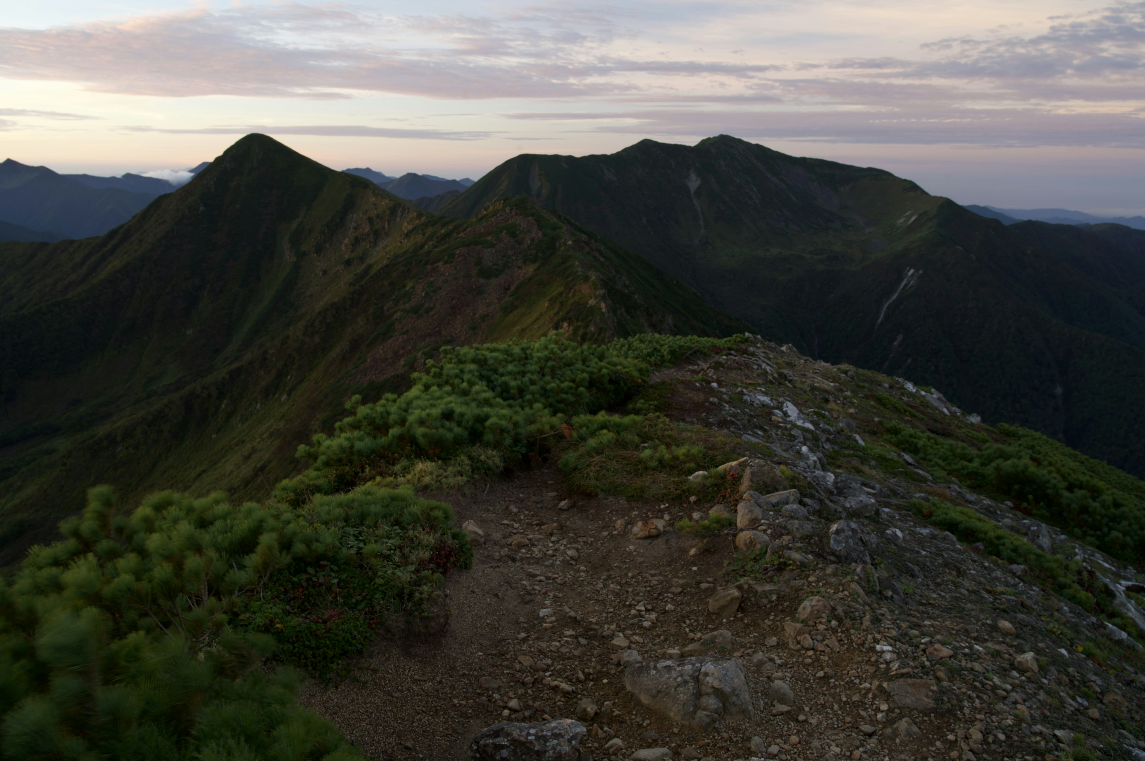 山の稜線と夕暮れの空を背景にした美しい風景