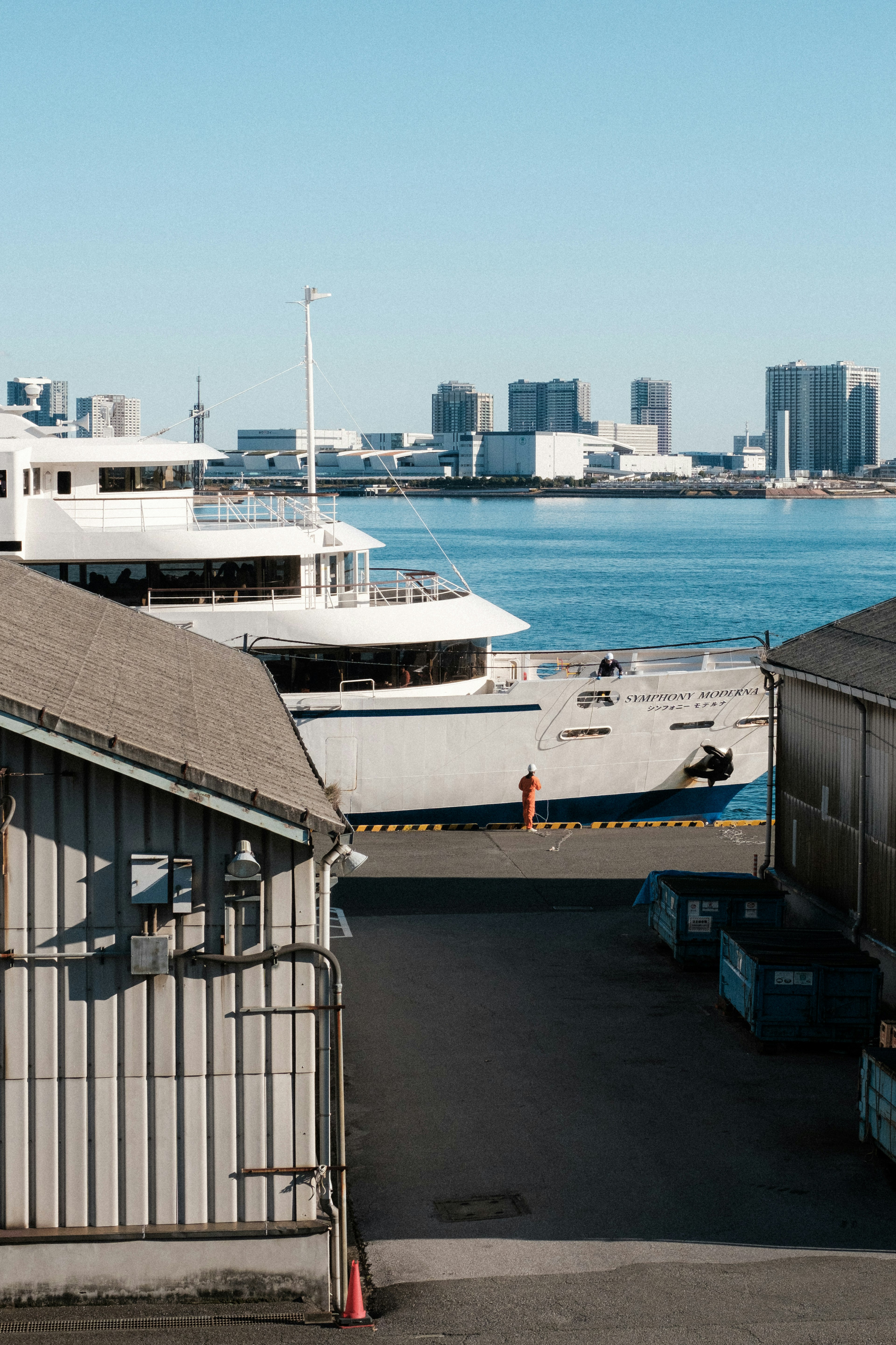 穏やかな海の景色と船が見える港の風景