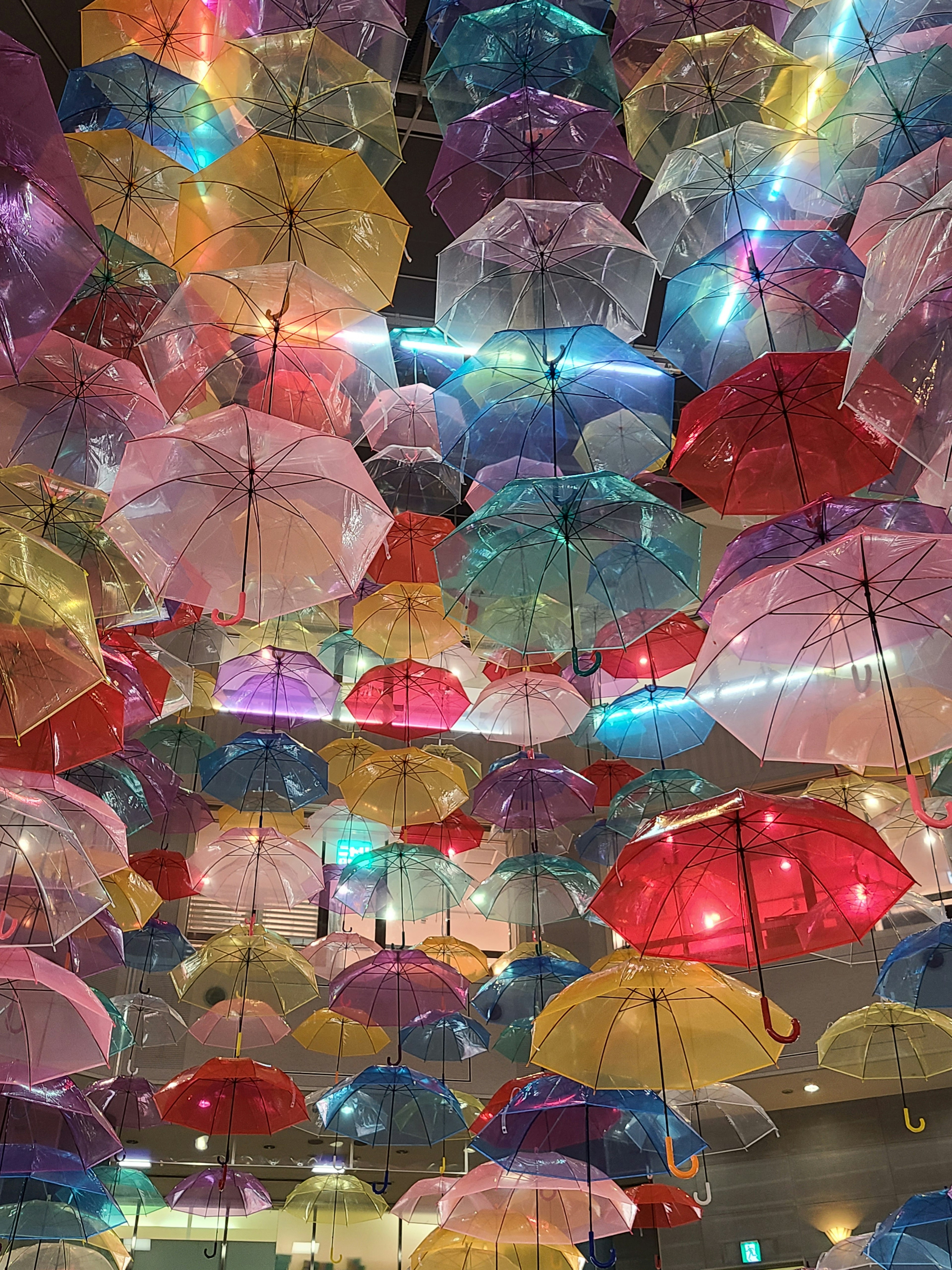 Des parapluies colorés suspendus au plafond