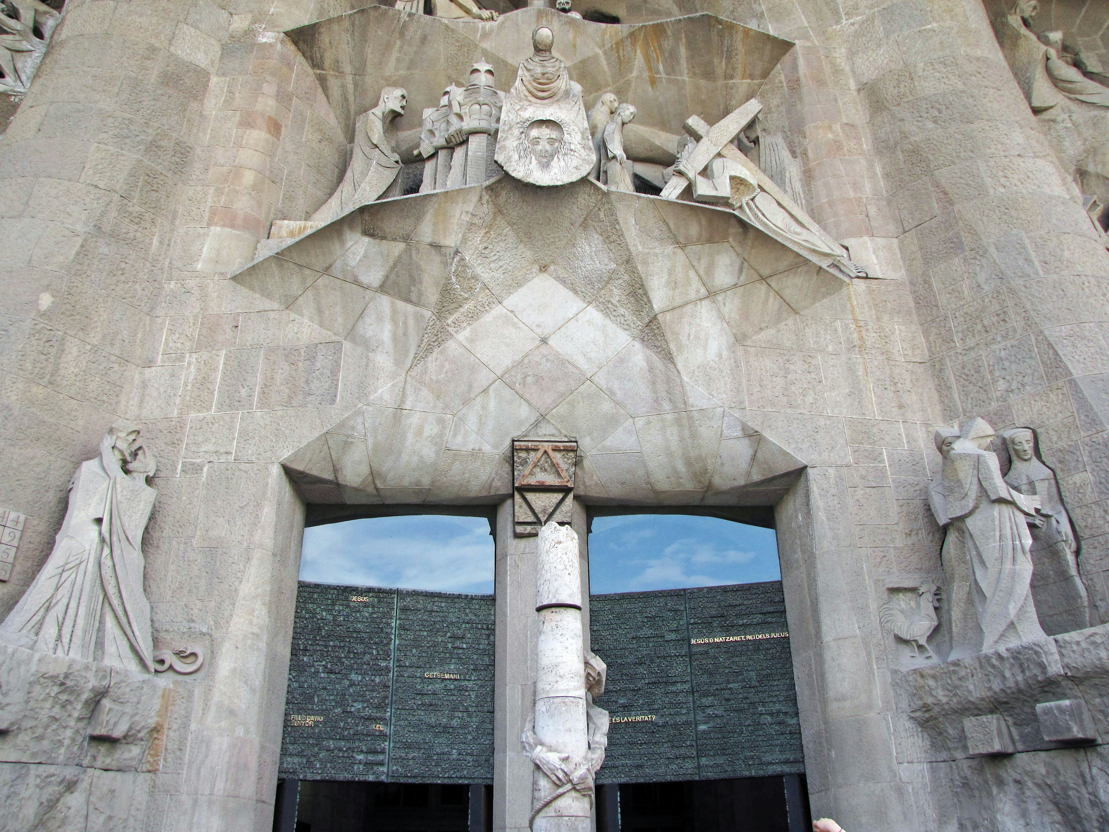 Dettagli delle sculture e dei simboli sulla facciata della Sagrada Familia