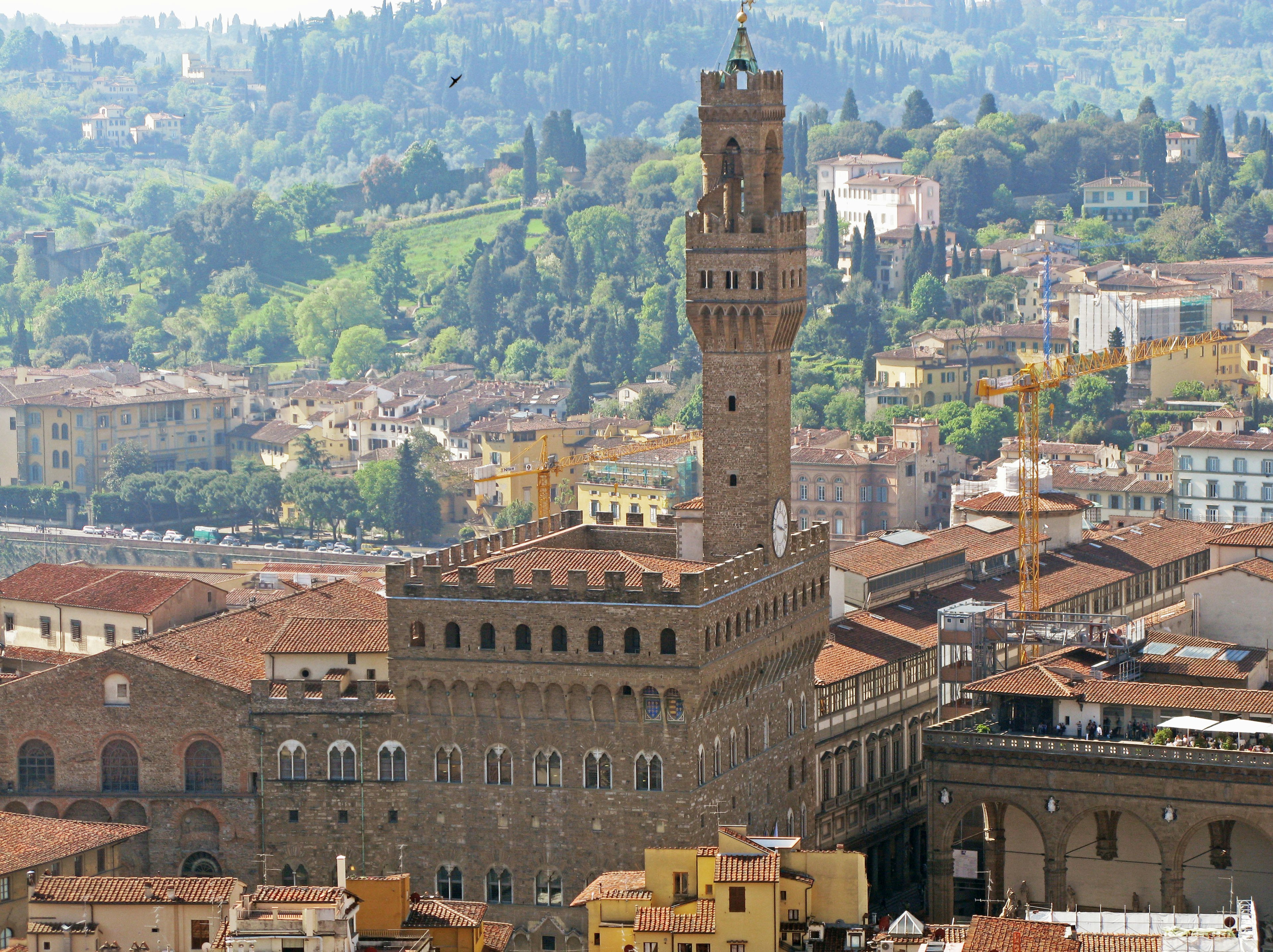 มุมมองของหอคอย Palazzo Vecchio ในฟลอเรนซ์พร้อมภูเขาล้อมรอบ