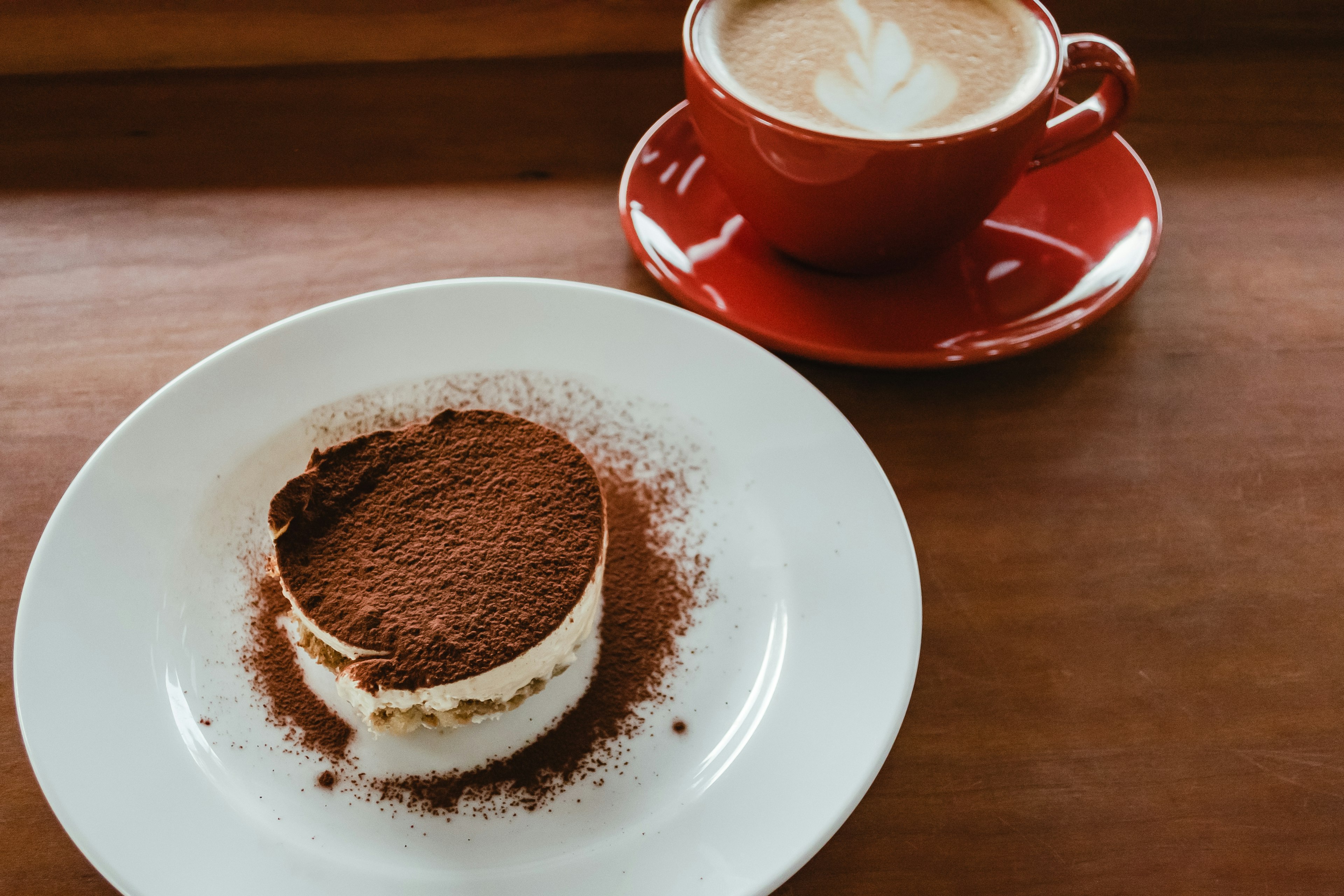 Bella presentazione di tiramisù e cappuccino