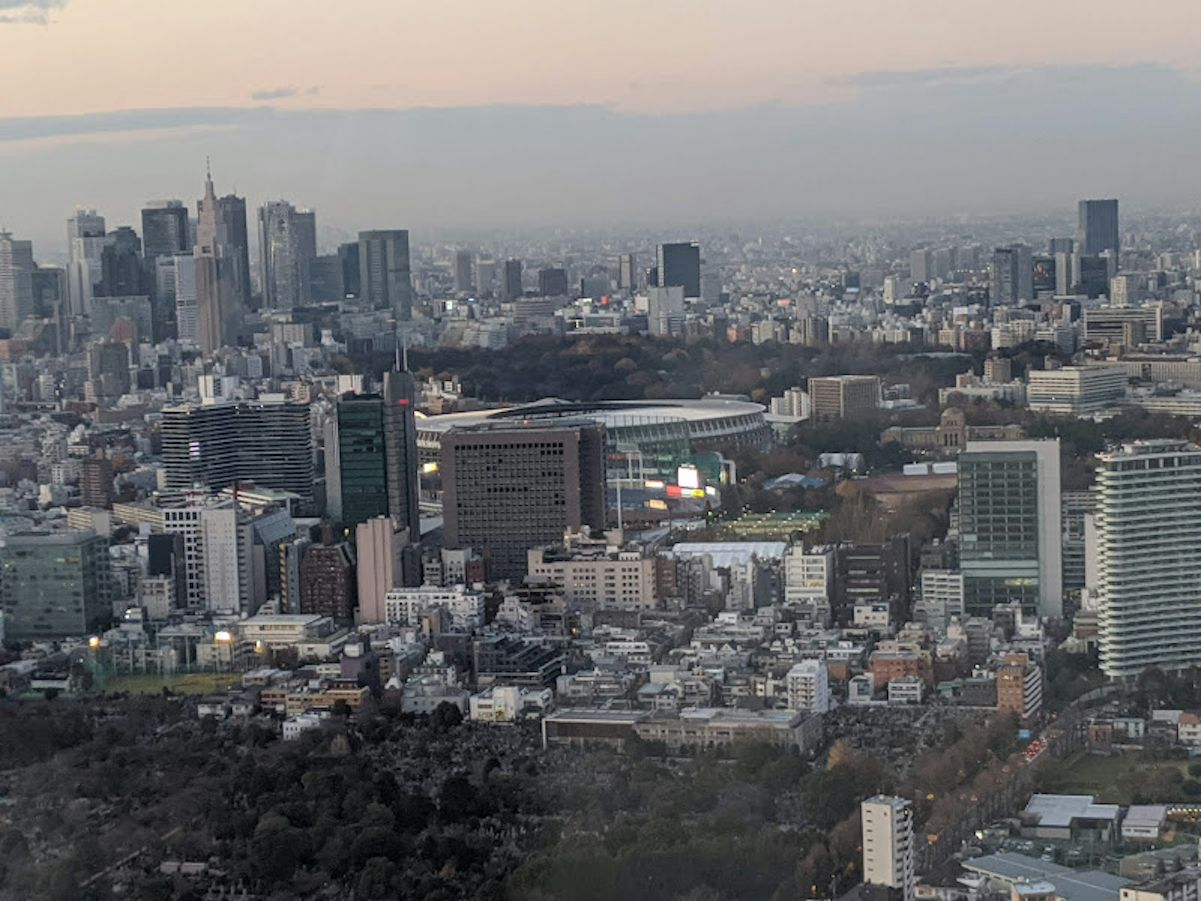 Cảnh nhìn từ trên cao về đường chân trời Tokyo với các tòa nhà chọc trời và Tokyo Dome