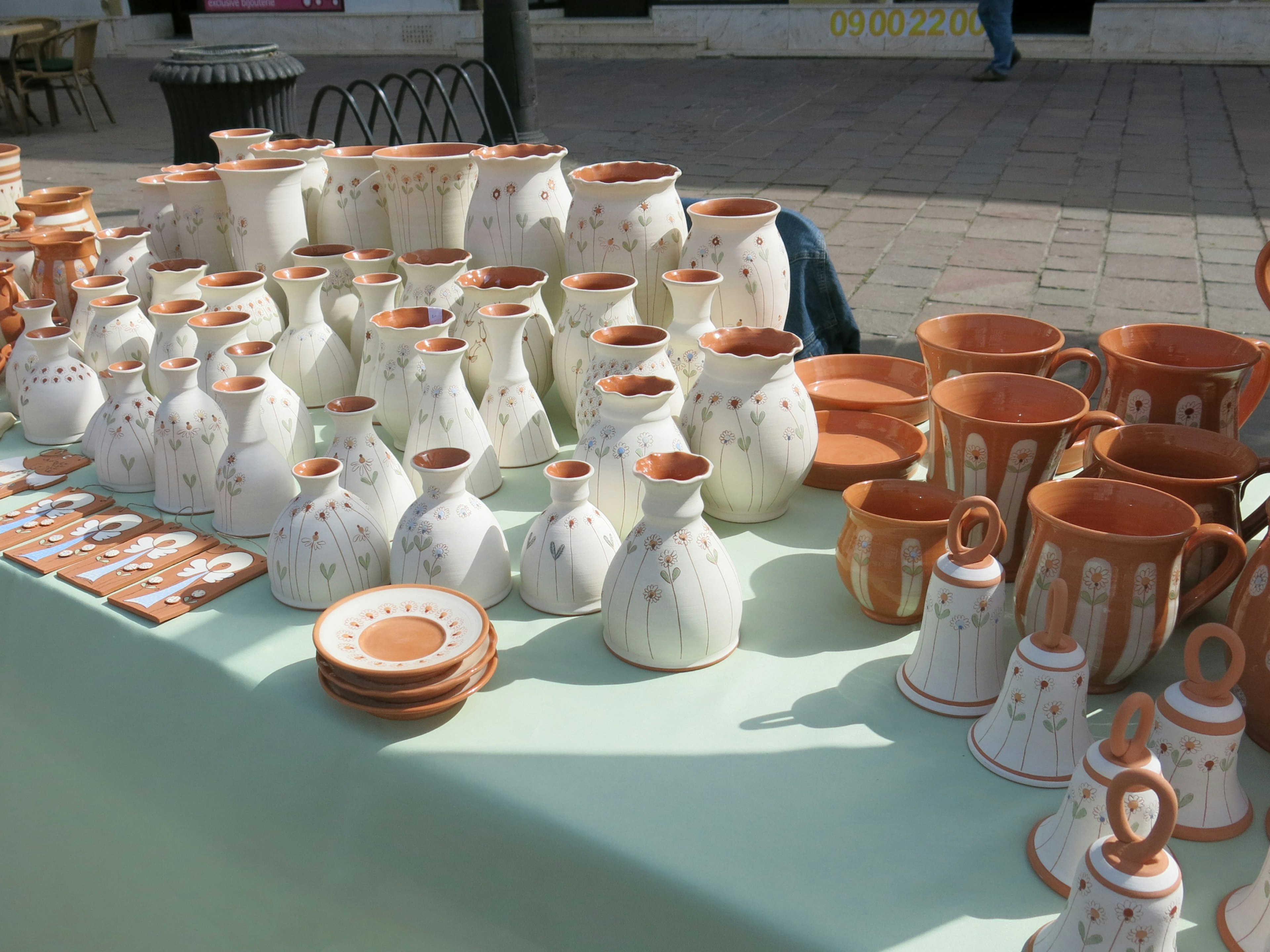 Exposition de poterie sur une table de marché en plein air