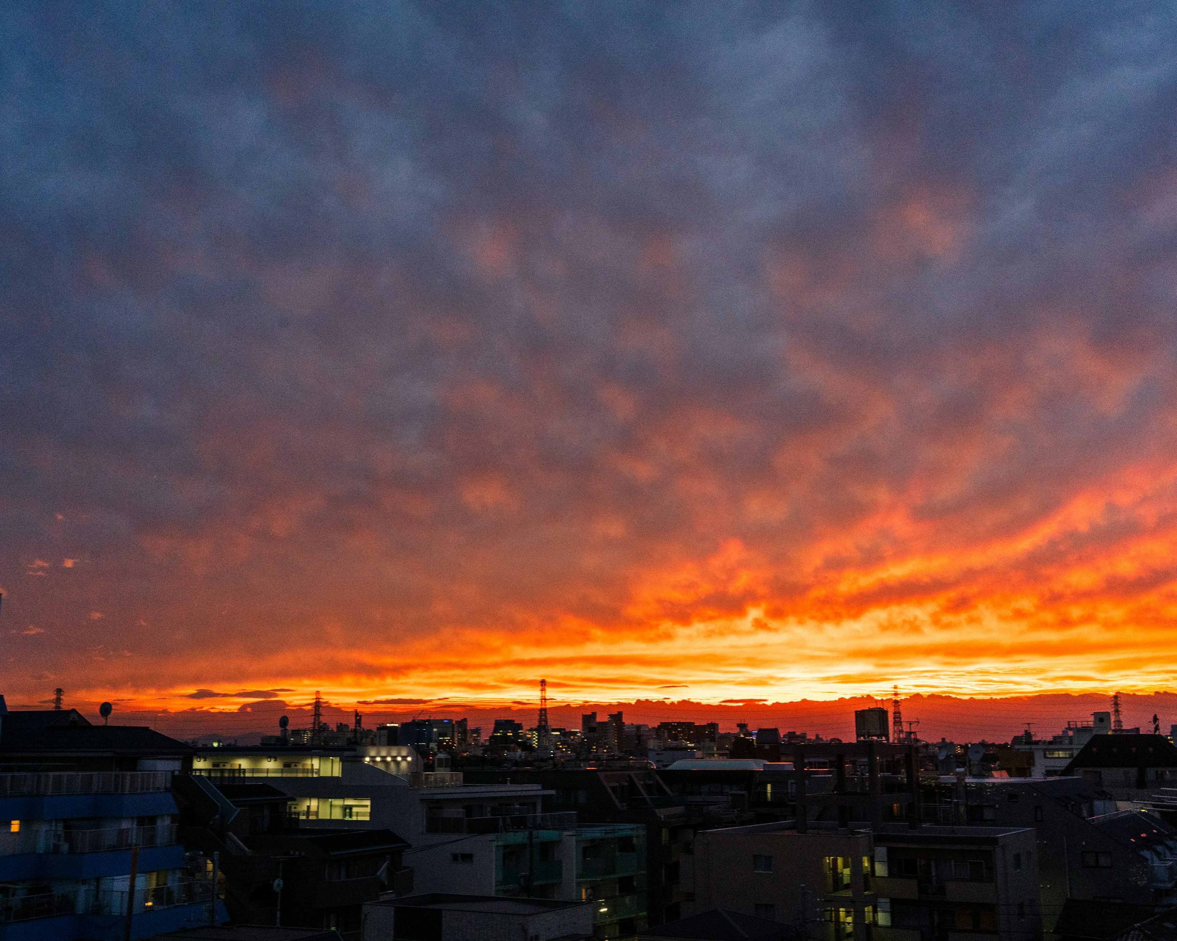 夕焼けの空と都市の景観が広がる美しい風景