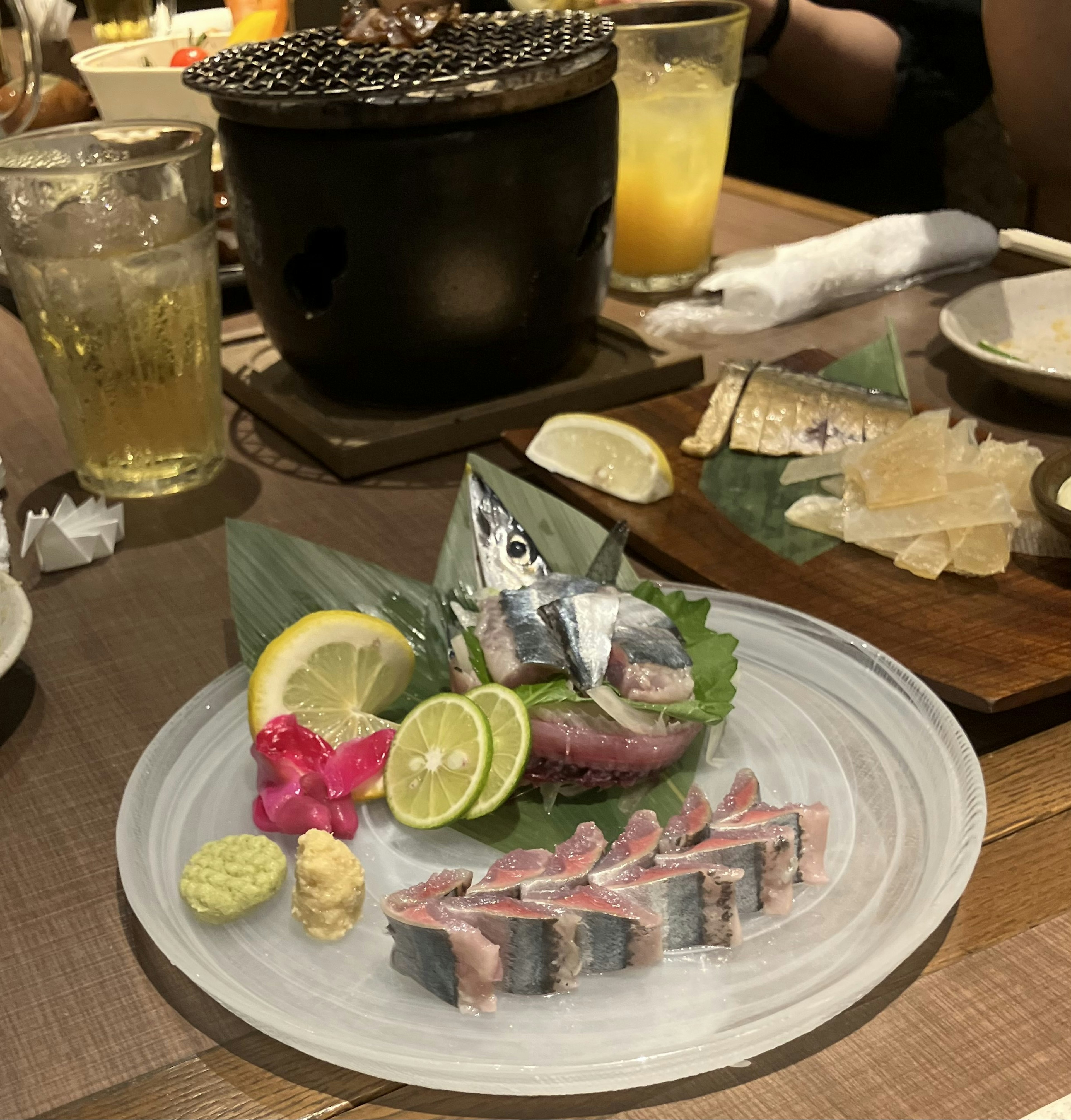 Sashimi fresco bellamente presentado con guarniciones de cítricos