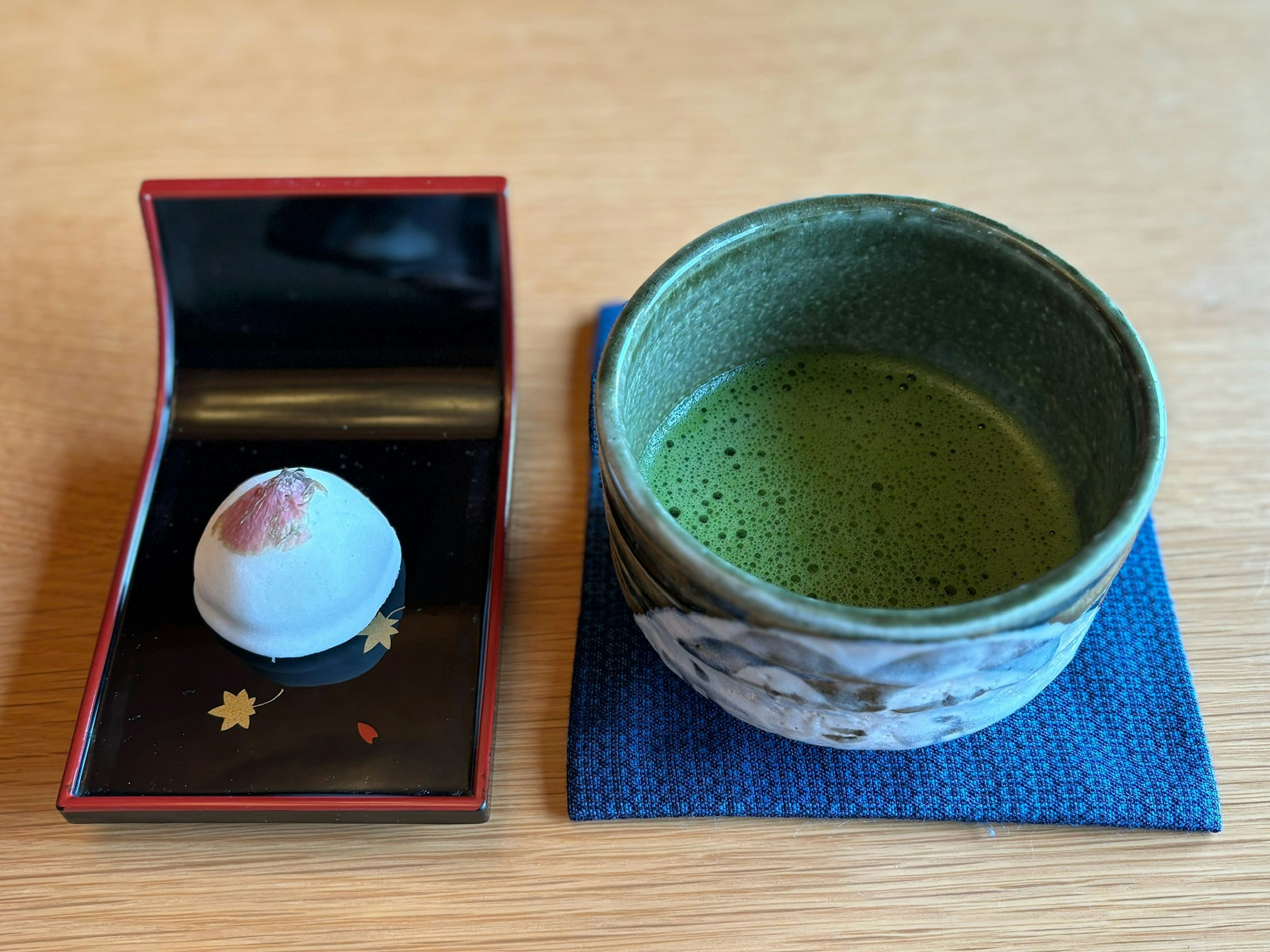 Matcha y wagashi bellamente presentados