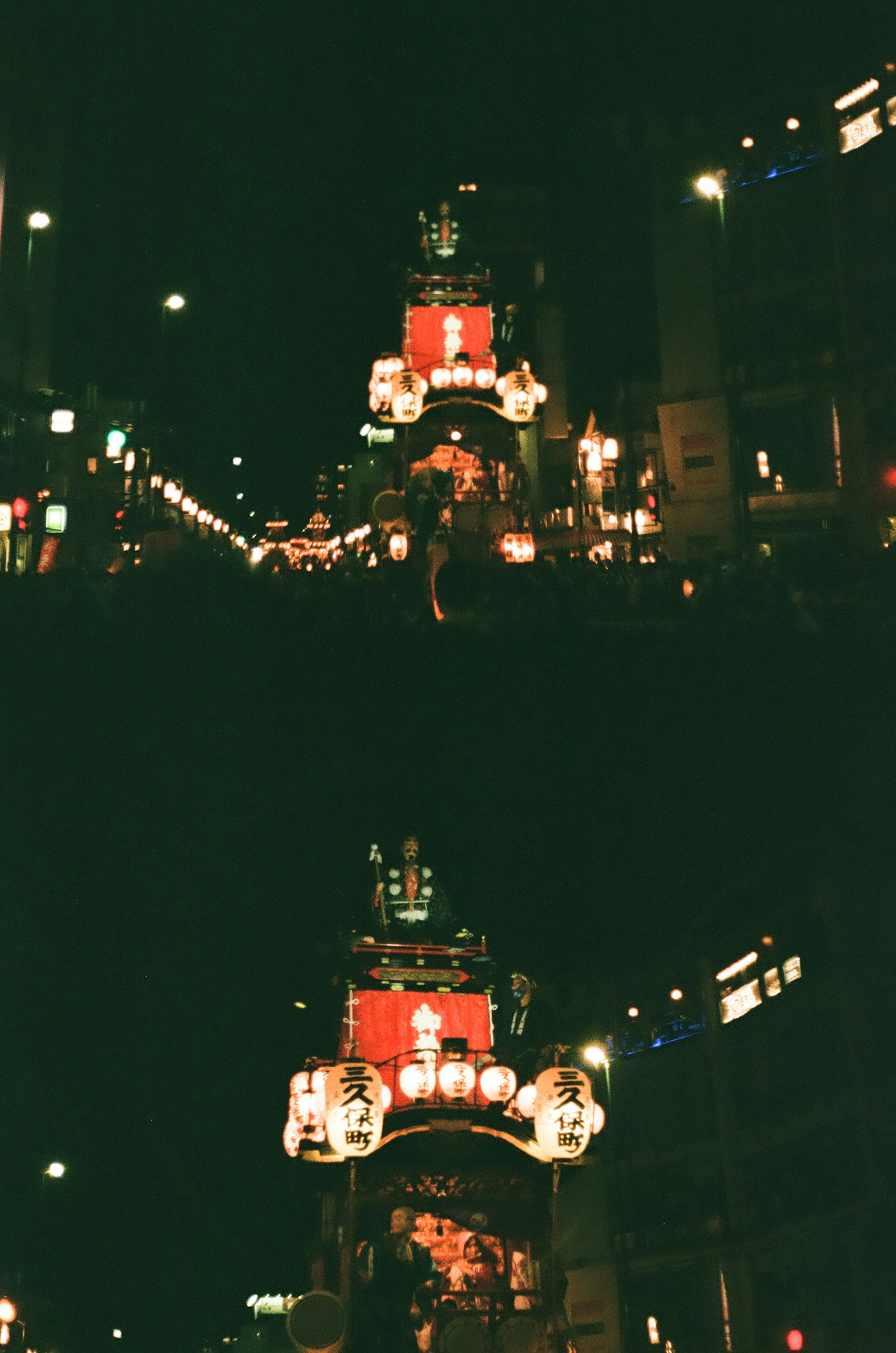 Calles de la ciudad iluminadas por faroles y luces de neón por la noche