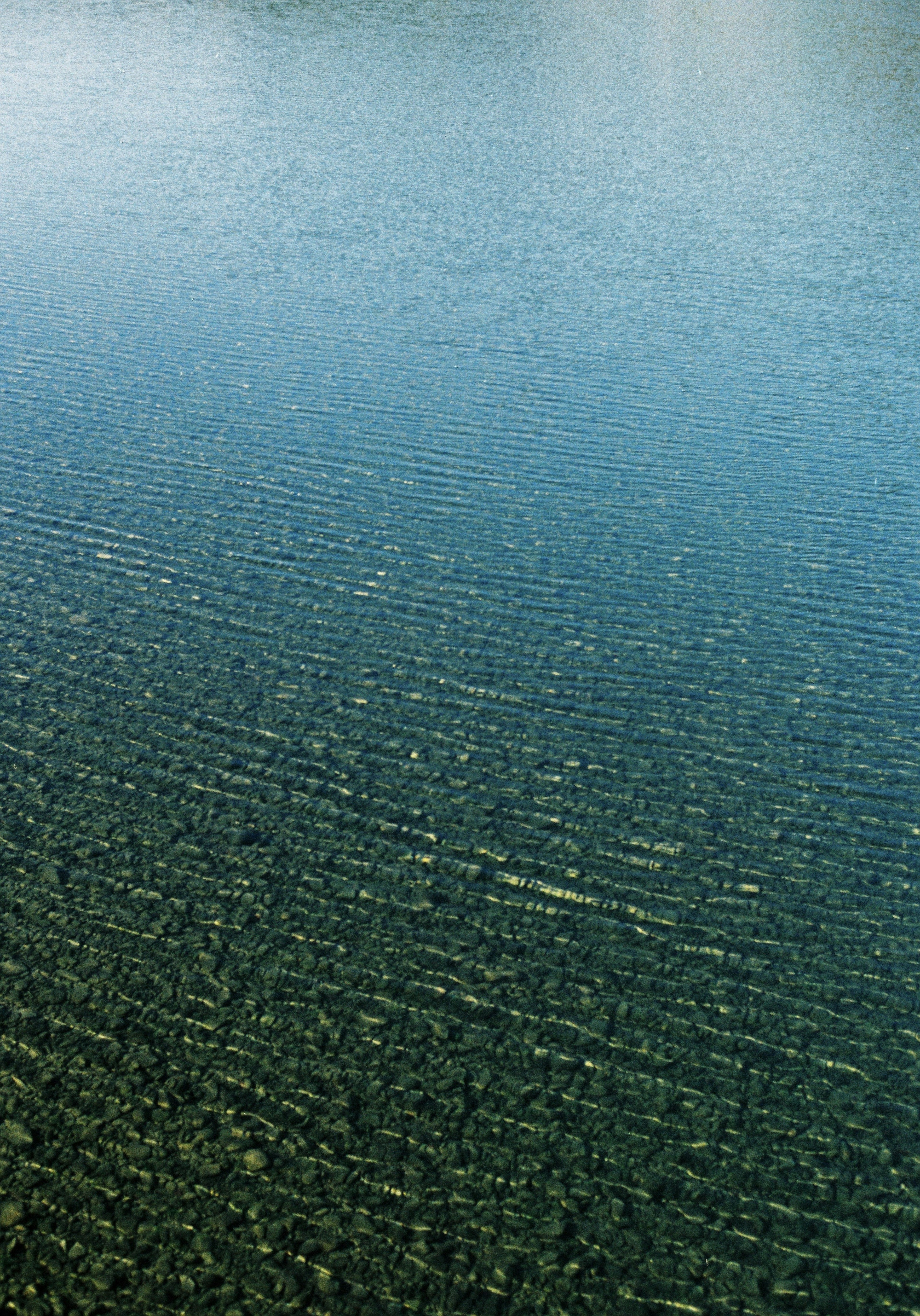 Surface d'un lac calme avec de belles ondulations