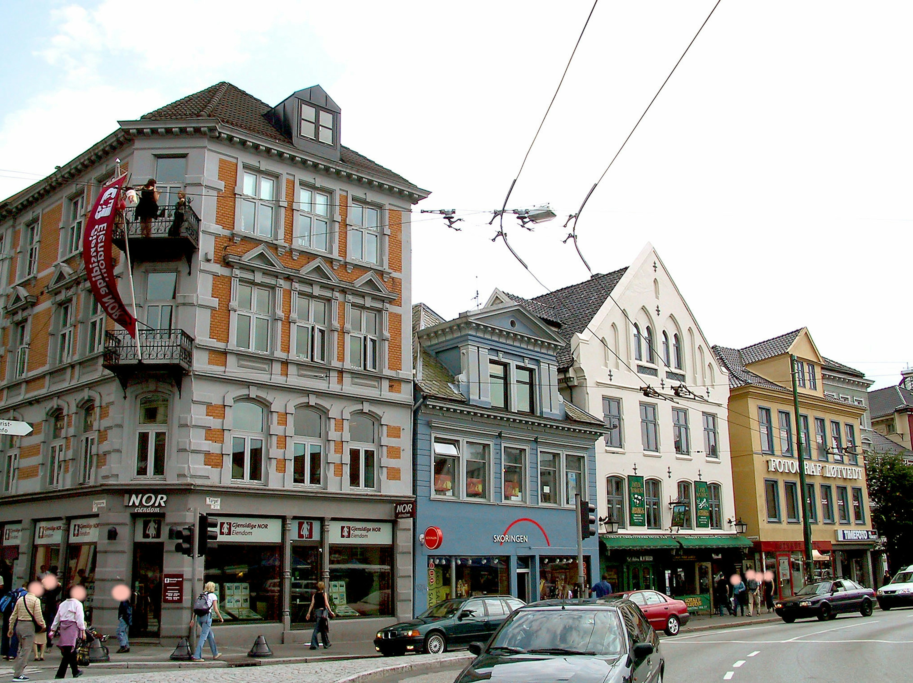 Edificios coloridos y peatones en una escena de calle de la ciudad