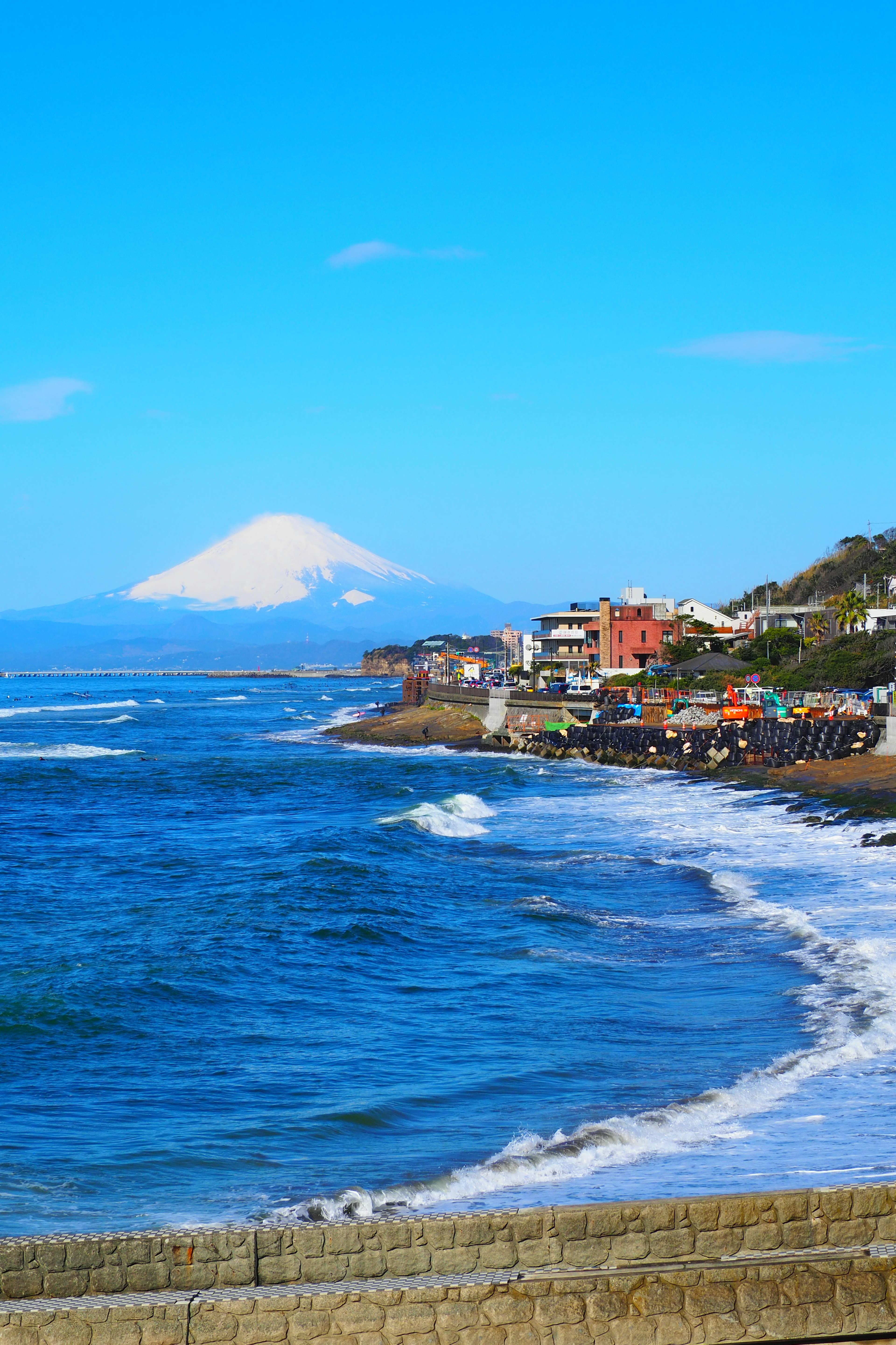 Vue côtière avec l'océan bleu et le mont Fuji en arrière-plan