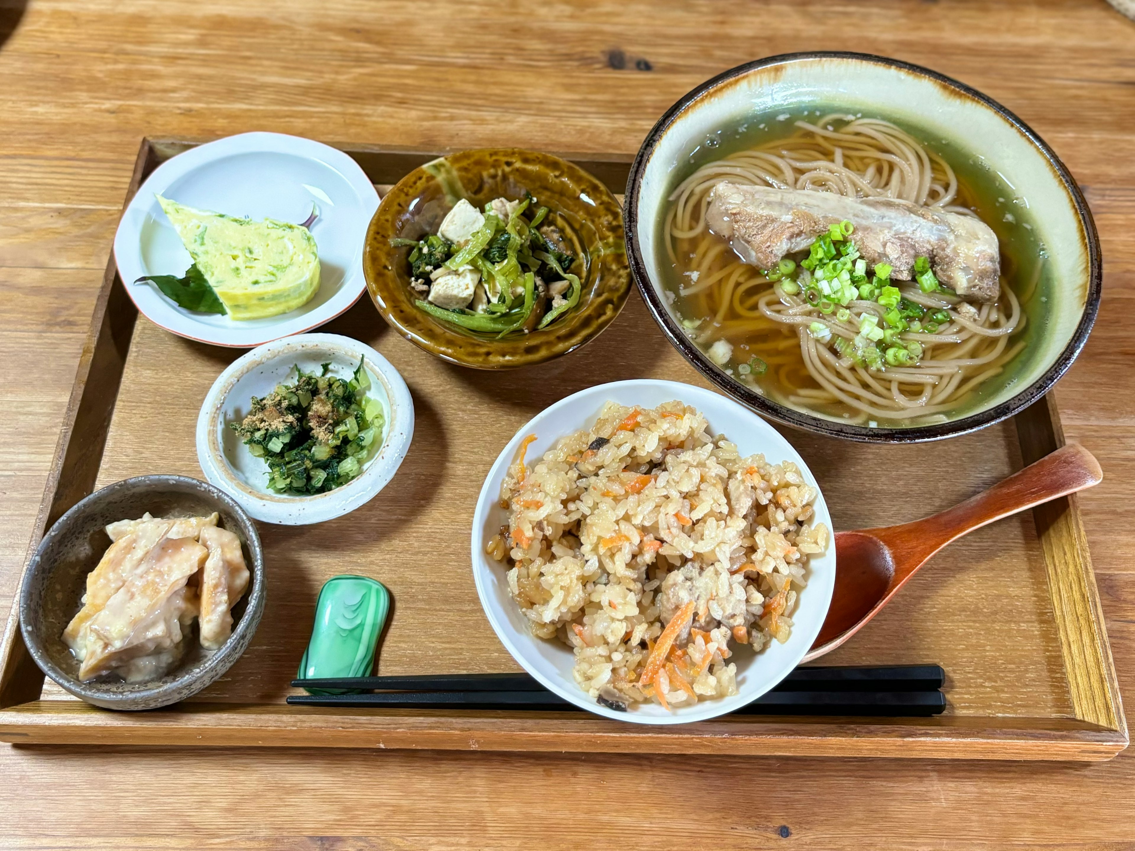 美味しそうな和食の盛り合わせ　温かいそば　鶏肉とご飯の皿　野菜の小鉢