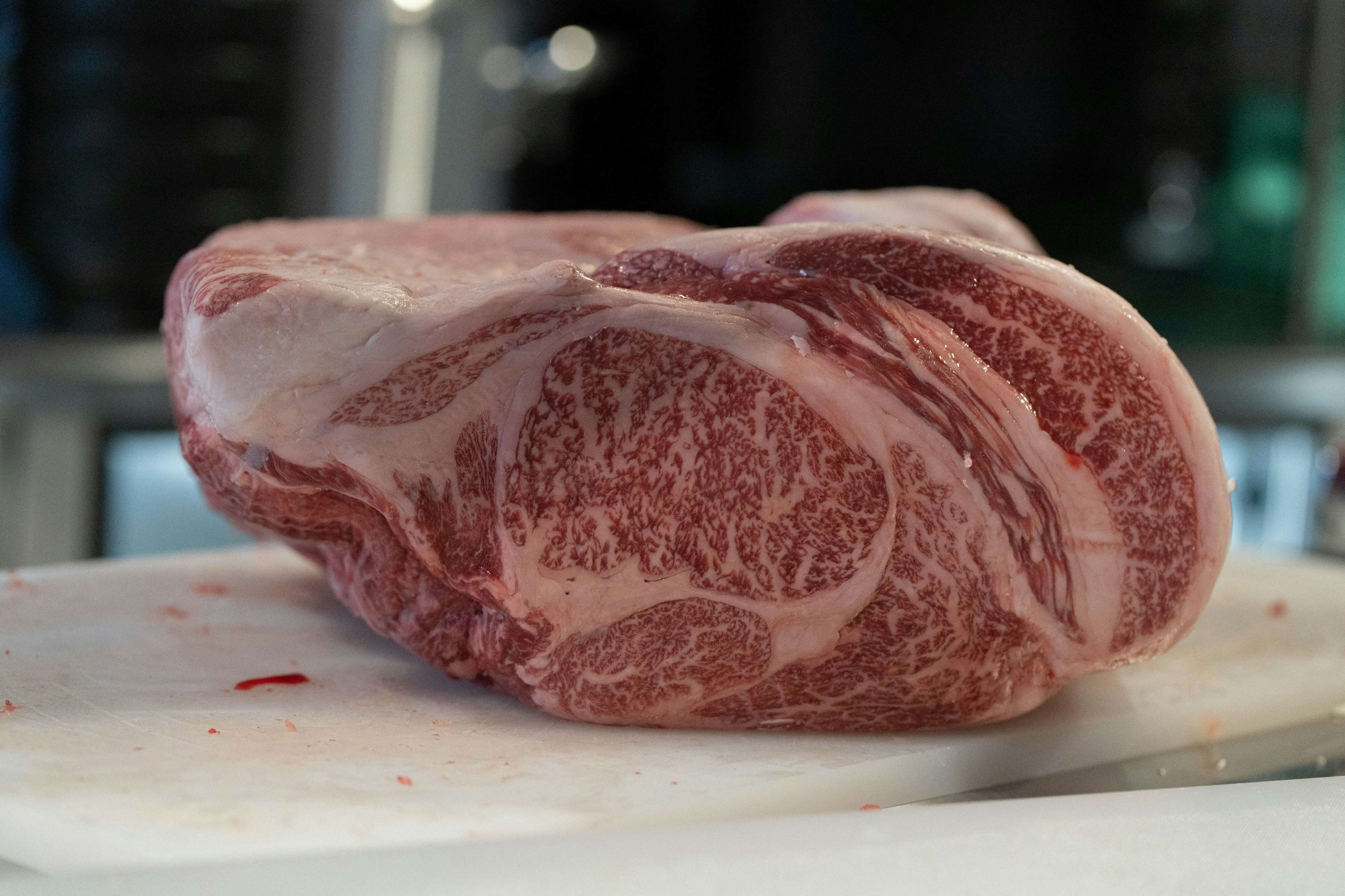 Un hermoso corte de carne Wagyu marmoleado