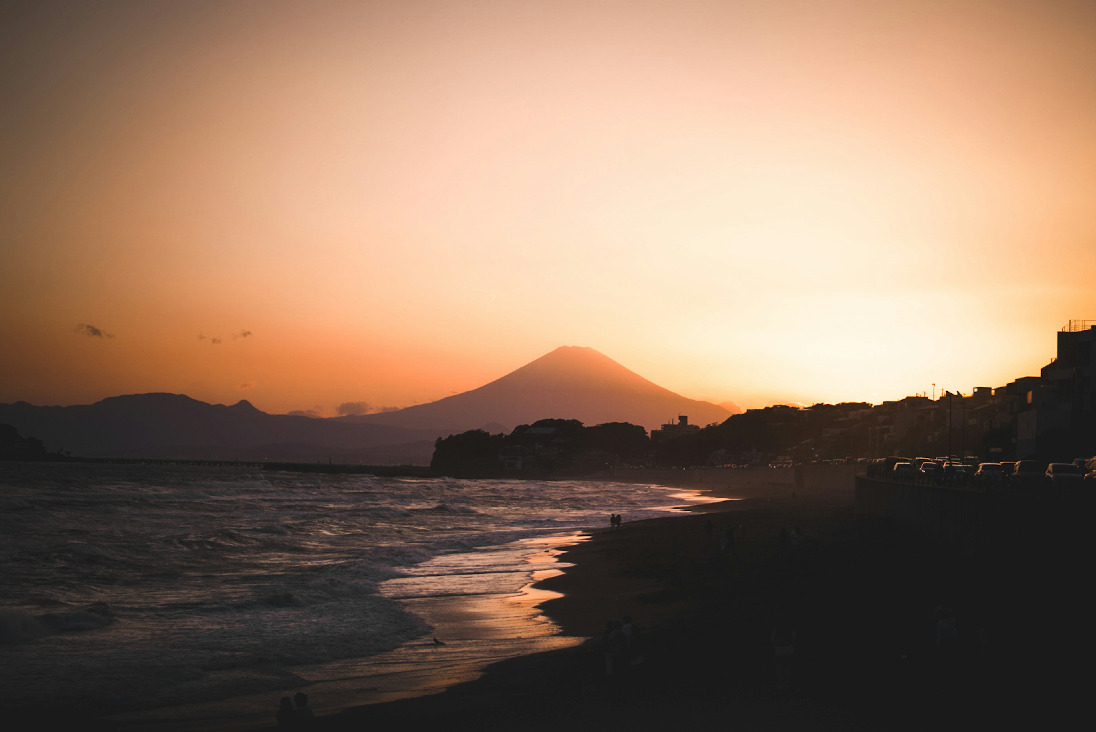 夕阳下富士山的海滩风景