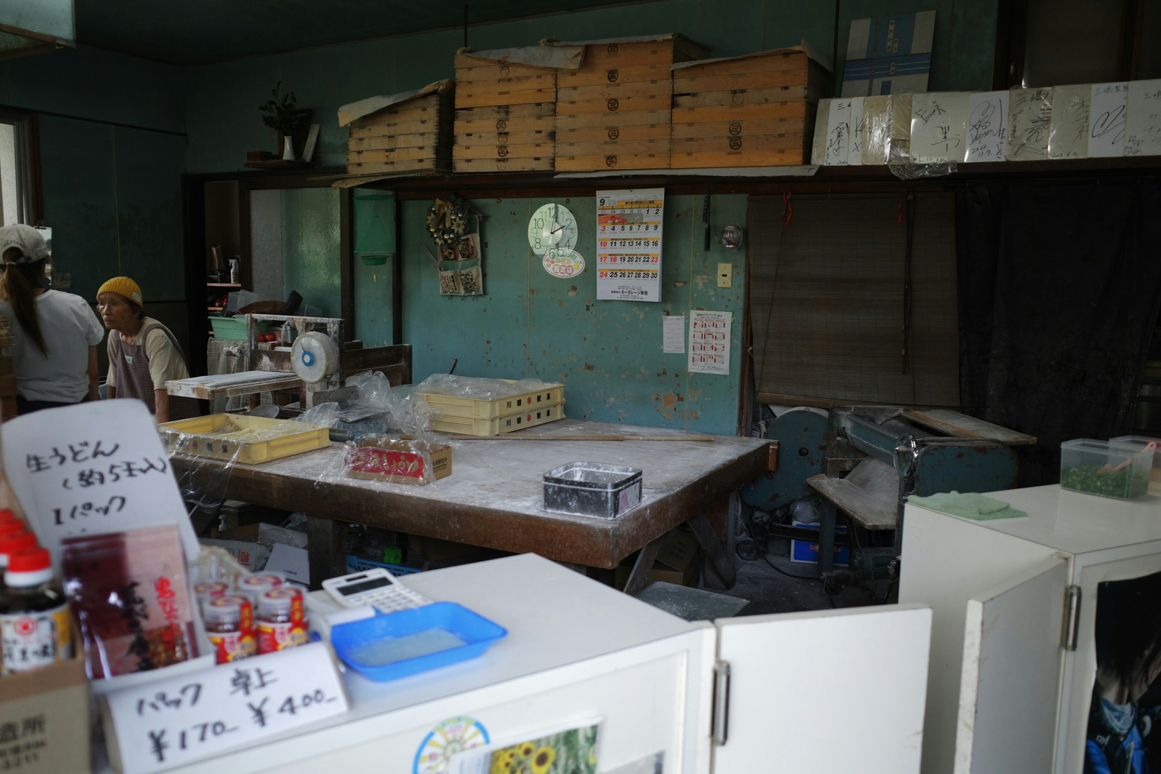 Intérieur d'un vieux magasin avec une table et un réfrigérateur