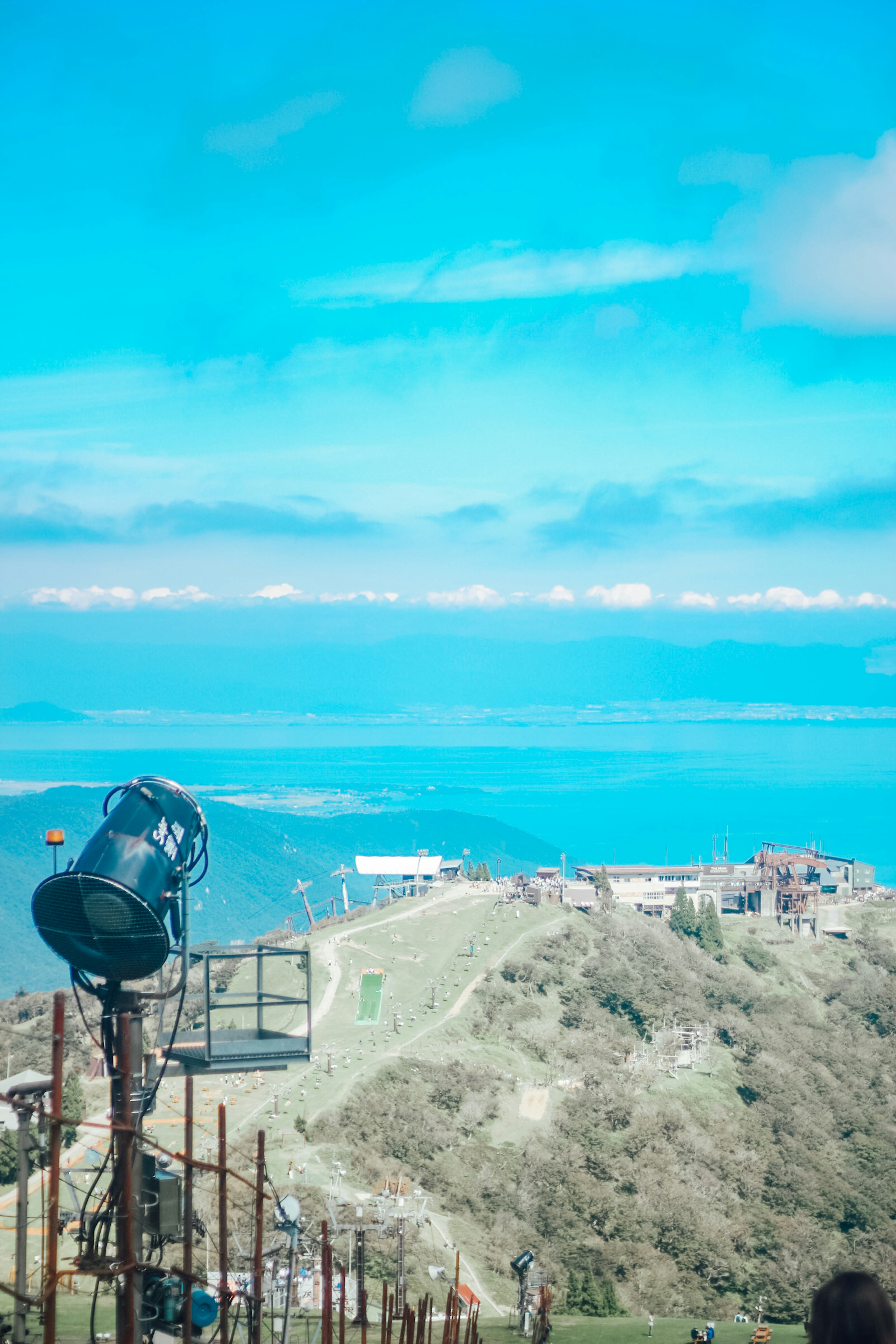 青い空と海を背景にした山の景色と灯台