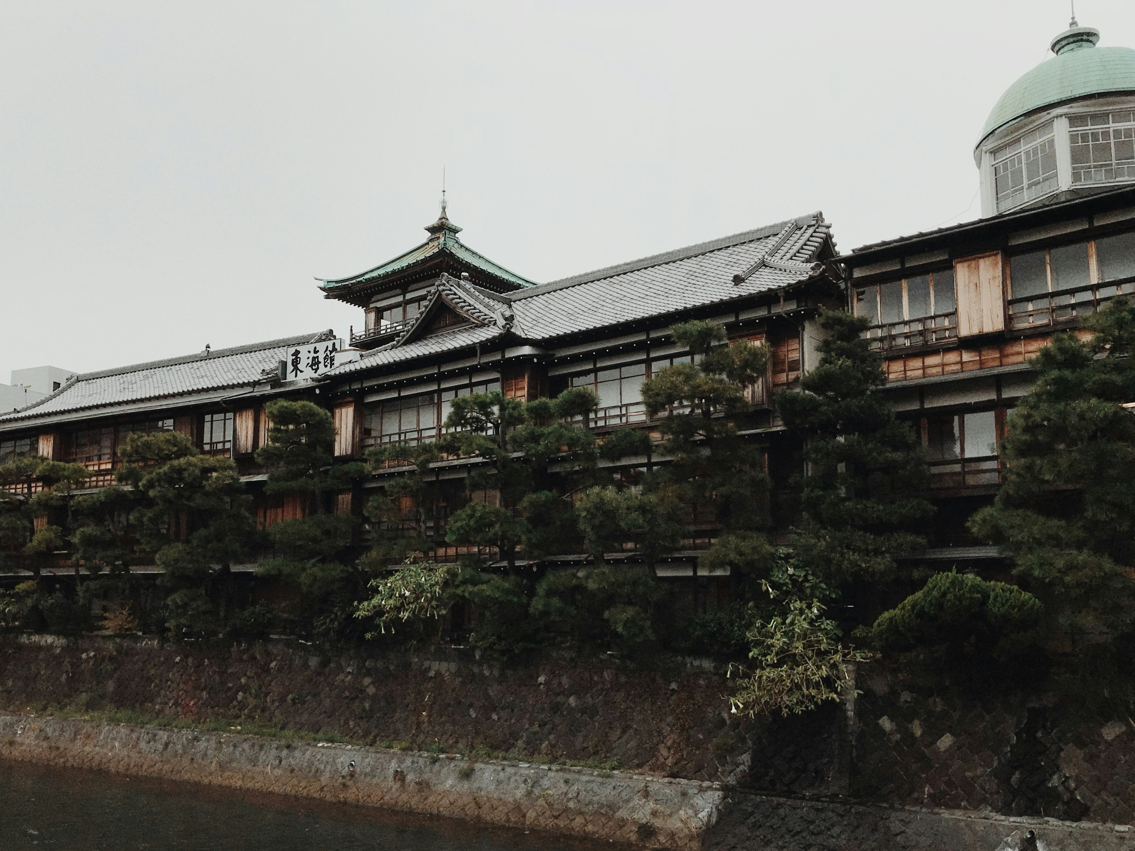 日本の伝統的な建物と庭の景色を持つ風景