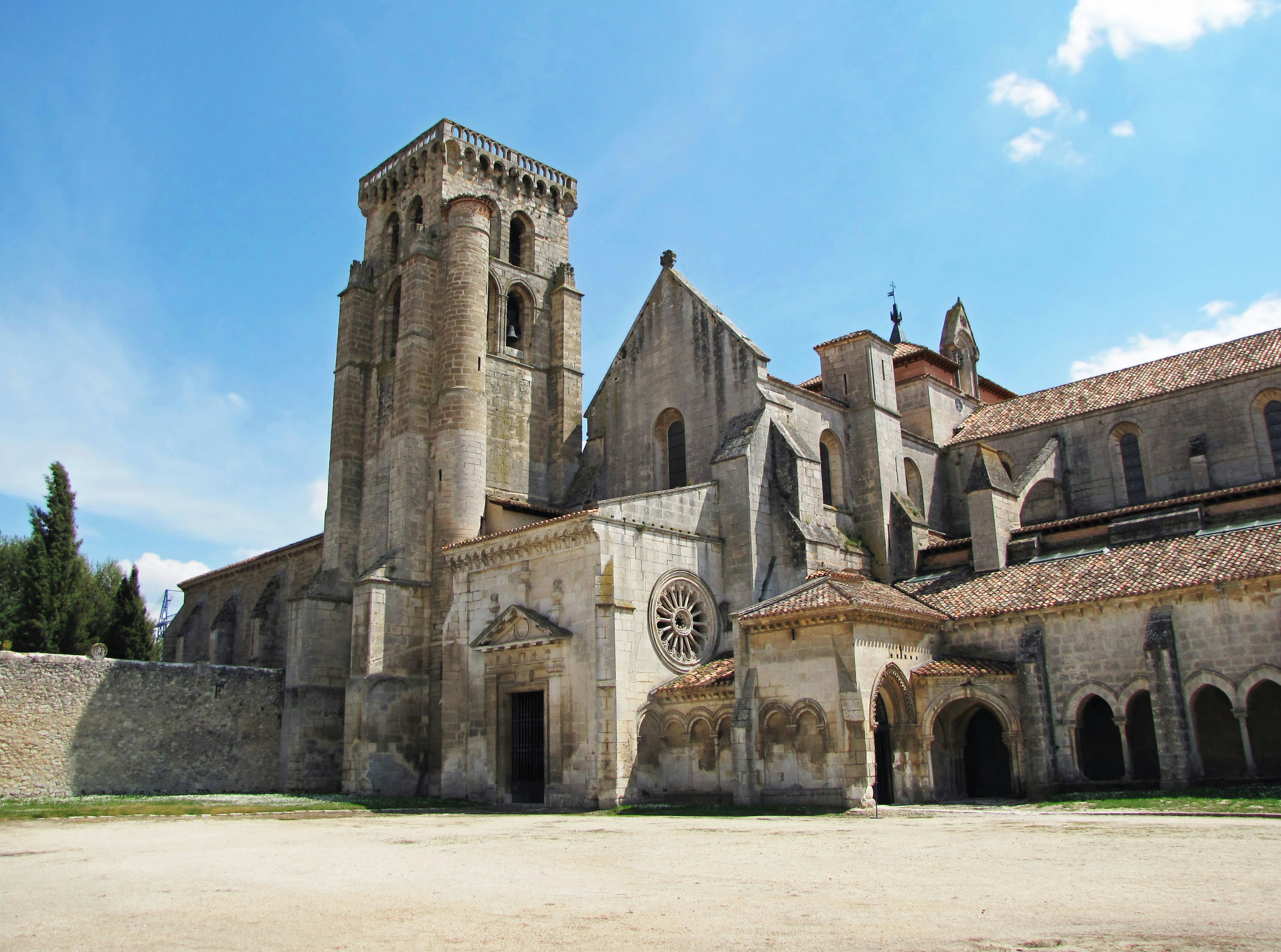 Edificio histórico con una hermosa fachada de iglesia y una torre alta