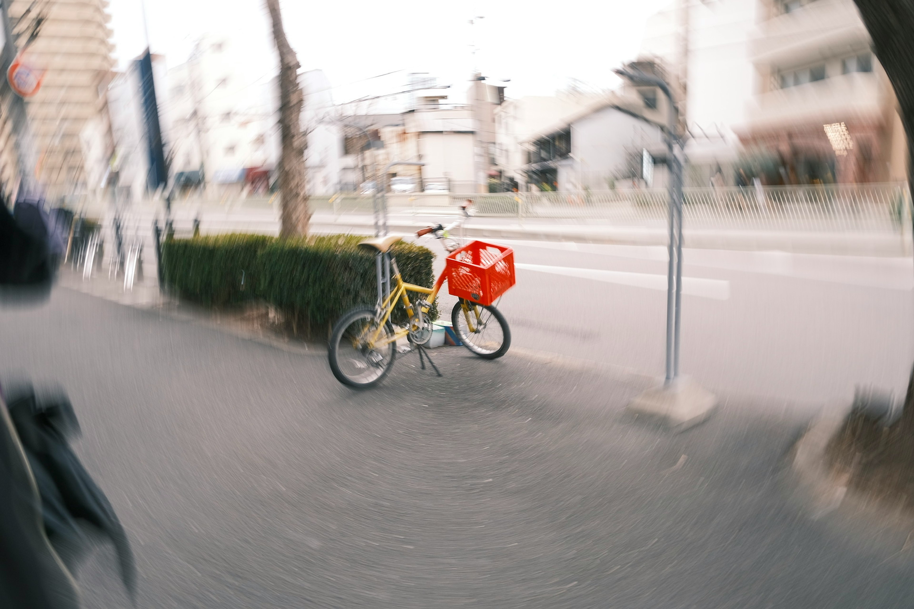 Scena di strada con una bicicletta e un cesto rosso