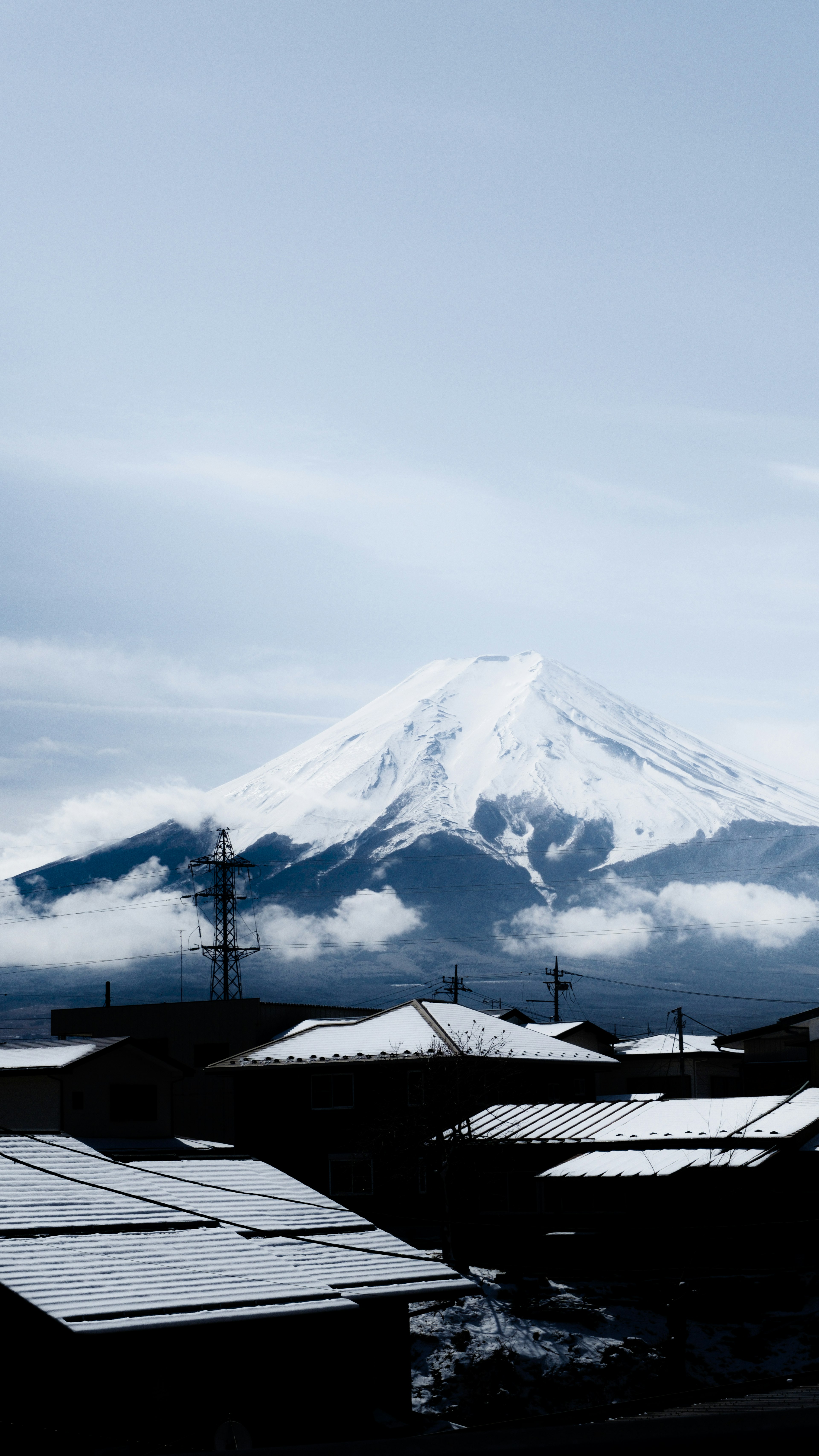 雪に覆われた山と雲に囲まれた風景