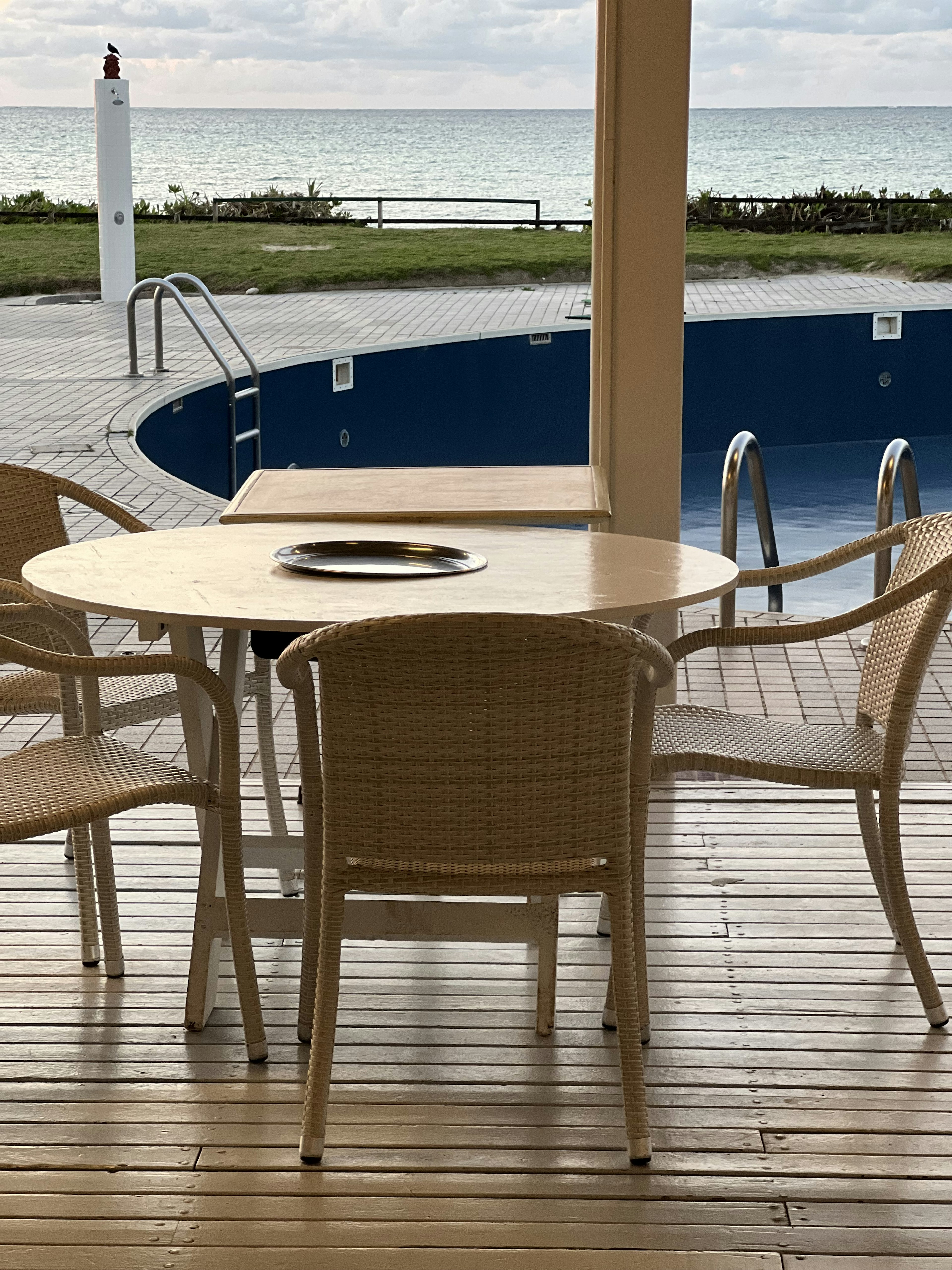 Table et chaises au bord de la piscine avec vue sur l'océan