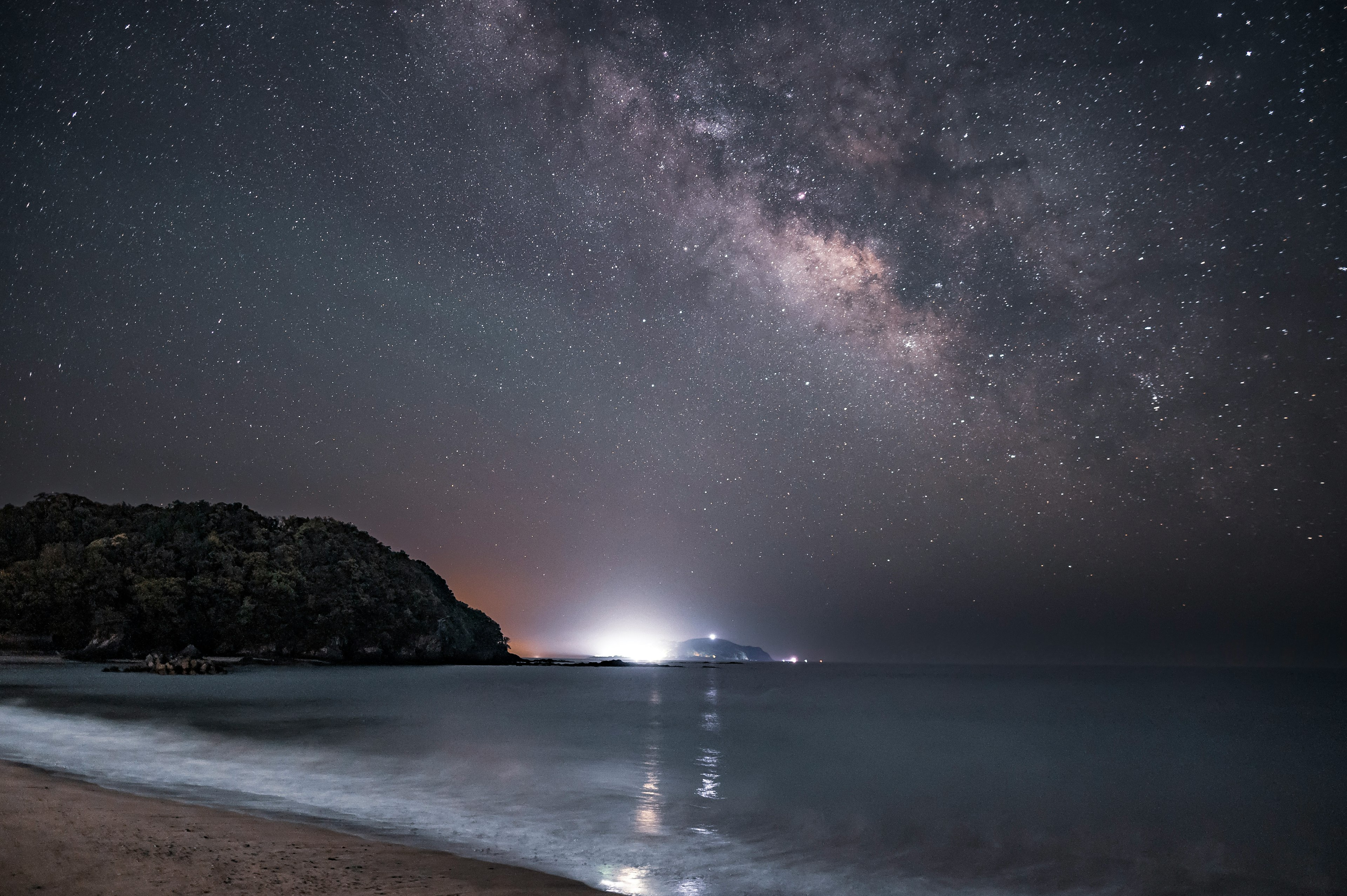 Hermosa vista de la Vía Láctea bajo una costa y un cielo estrellado